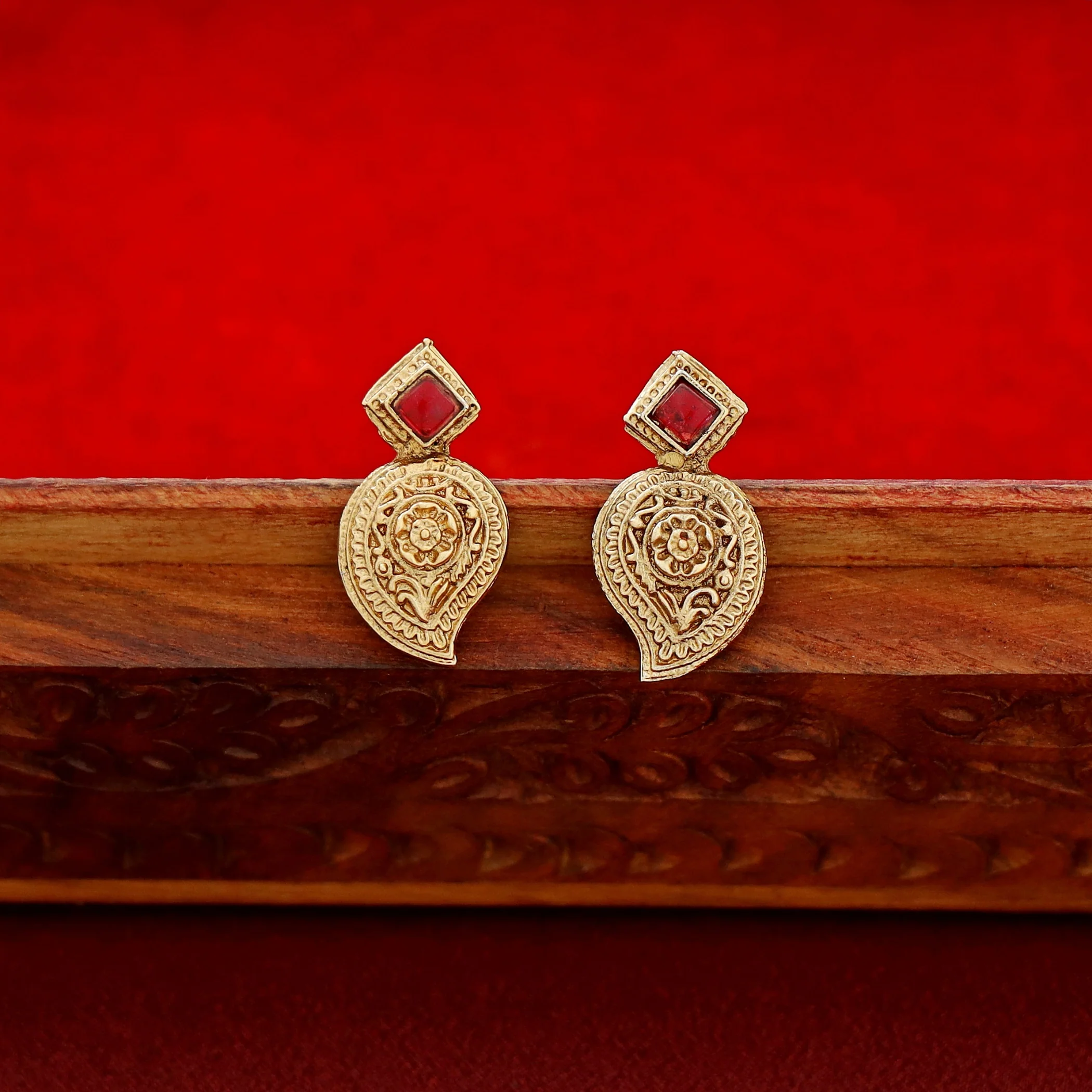 Brishti Devi Short Neckpiece With Earring - Image 7