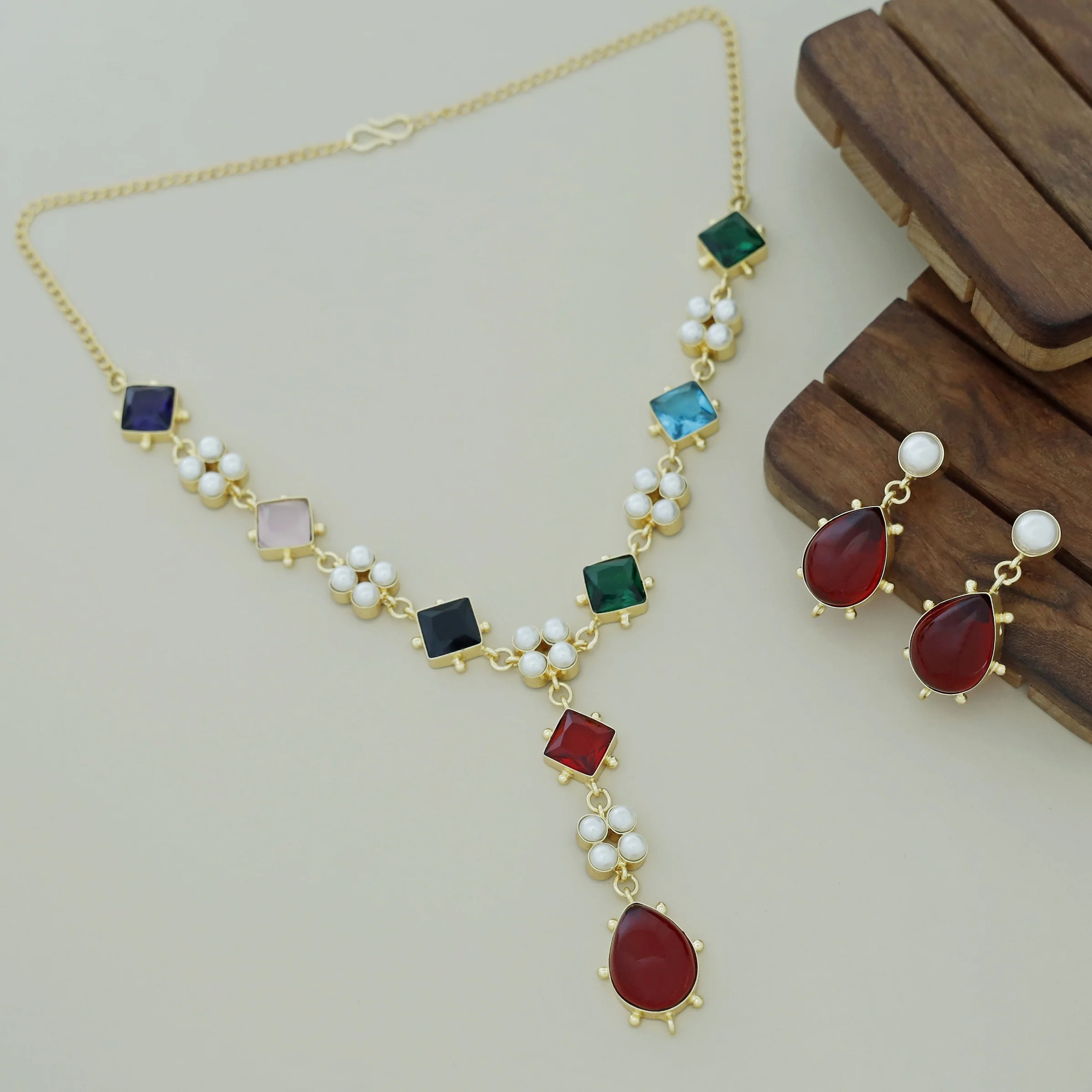 Cailyn Glossy Stone Pearl Neckpiece With Earring - Image 12