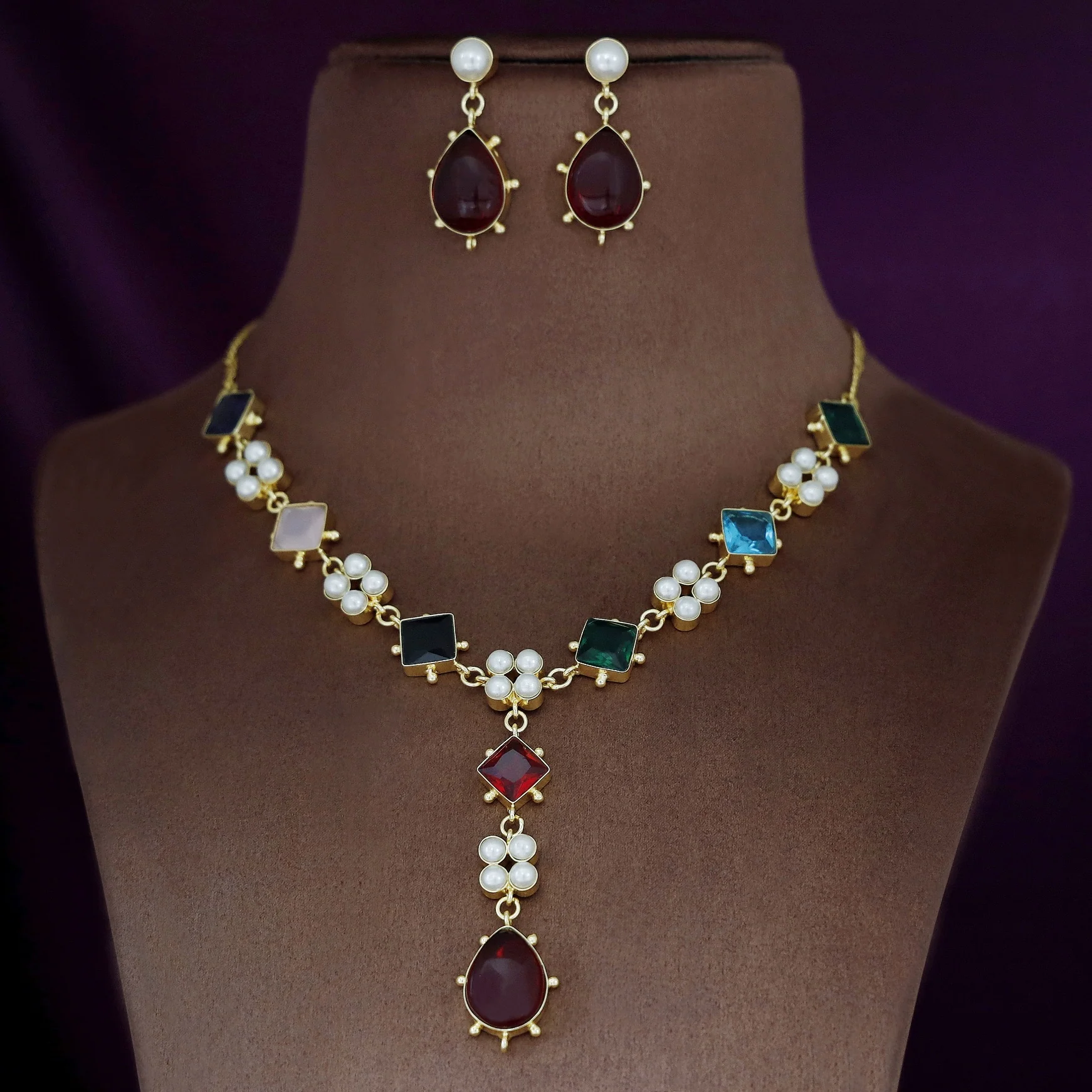 Cailyn Glossy Stone Pearl Neckpiece With Earring - Image 3
