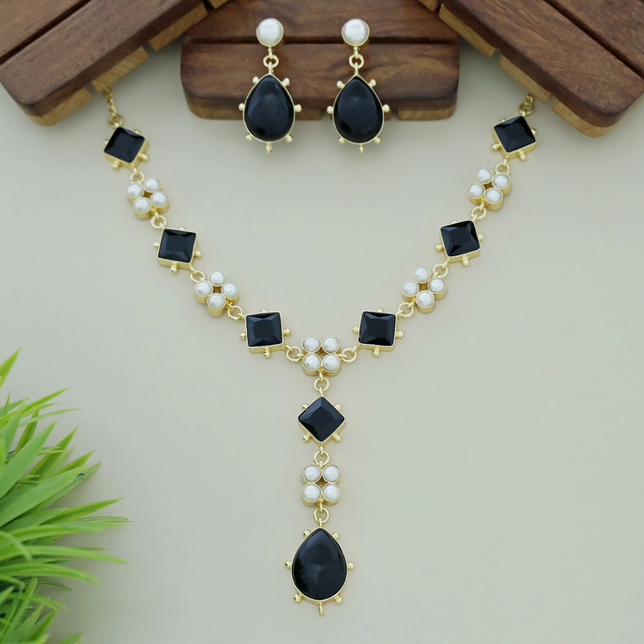 Cailyn Glossy Stone Pearl Neckpiece With Earring - Image 8