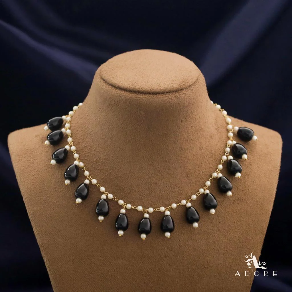 Carly Pearl Single Layer Short Neckpiece - Image 5