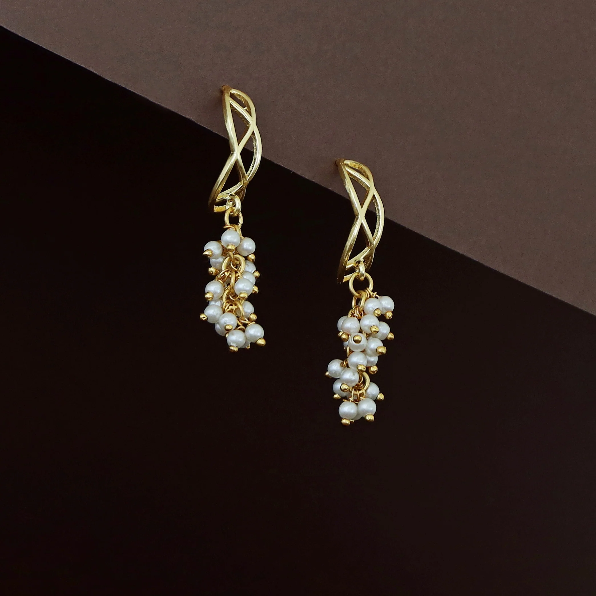 Carolina Golden Curvy Bunch Pearl Earring - Image 2