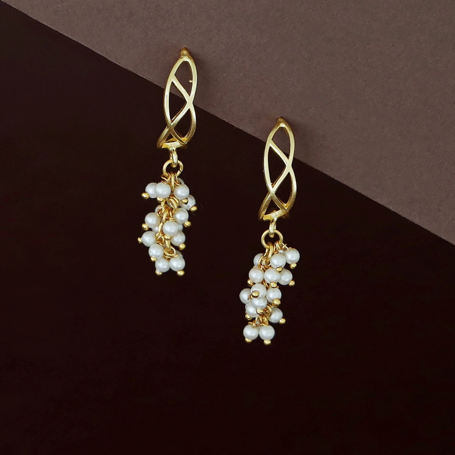 Carolina Golden Curvy Bunch Pearl Earring - Image 3