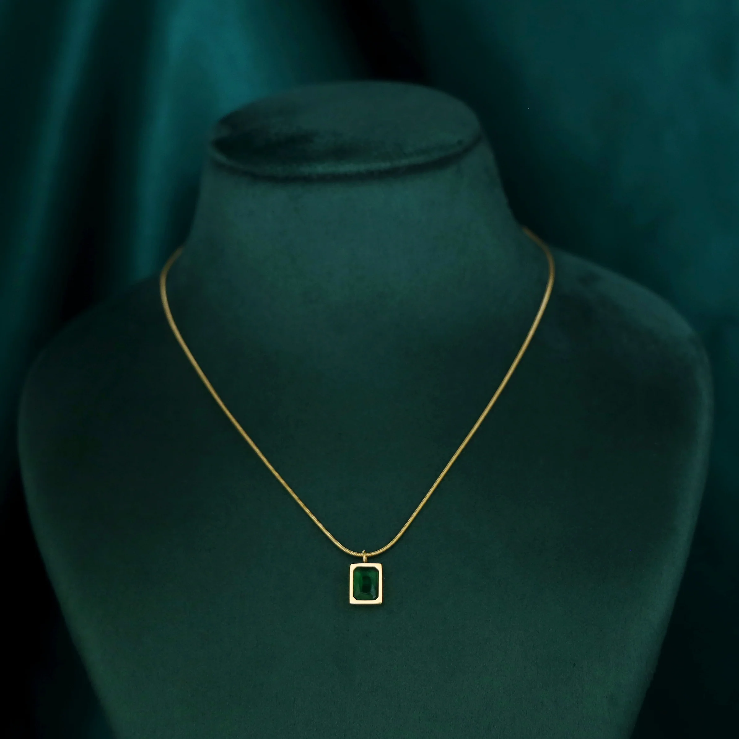 Cera Emerald Glossy Rectangle Neckpiece - Image 2