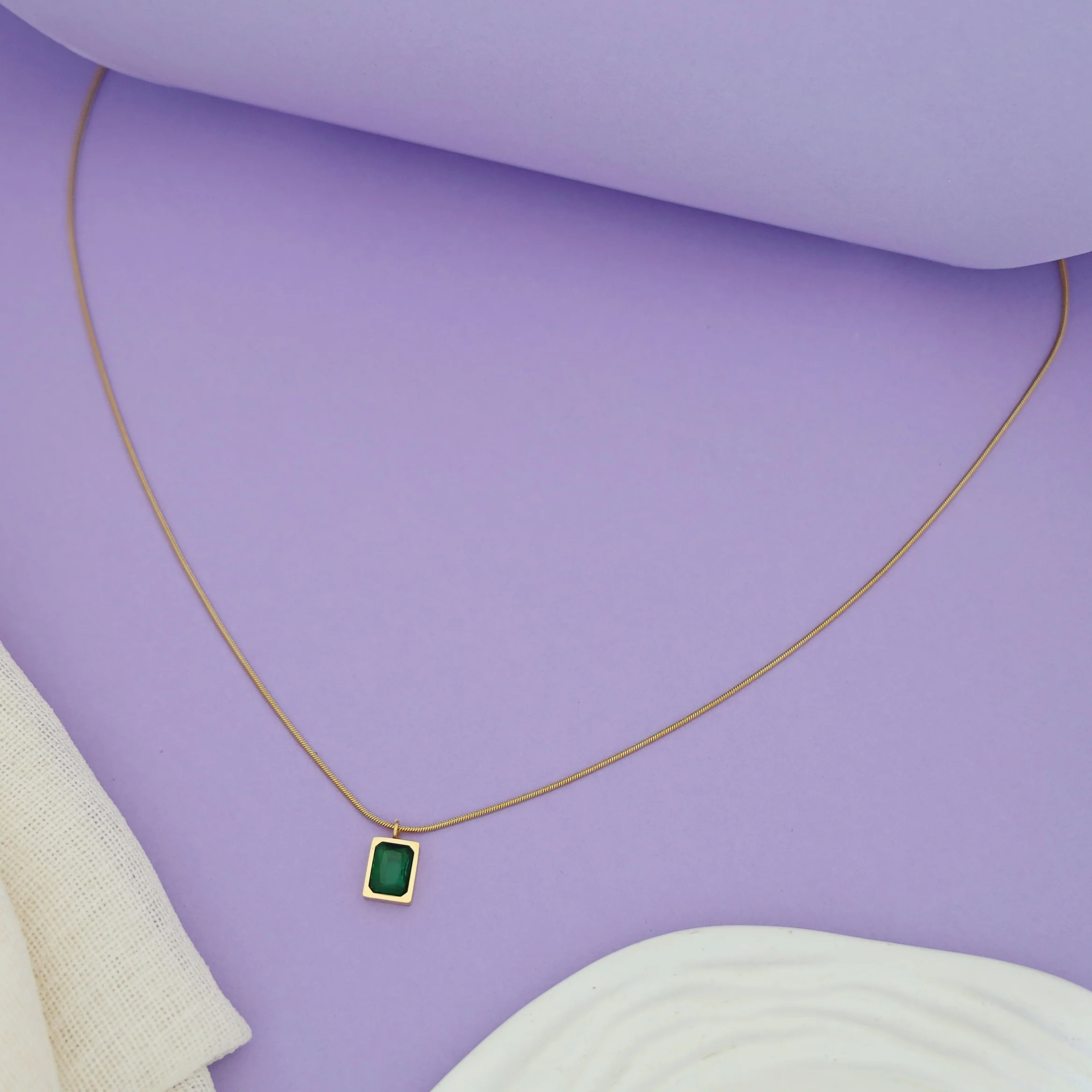 Cera Emerald Glossy Rectangle Neckpiece - Image 3
