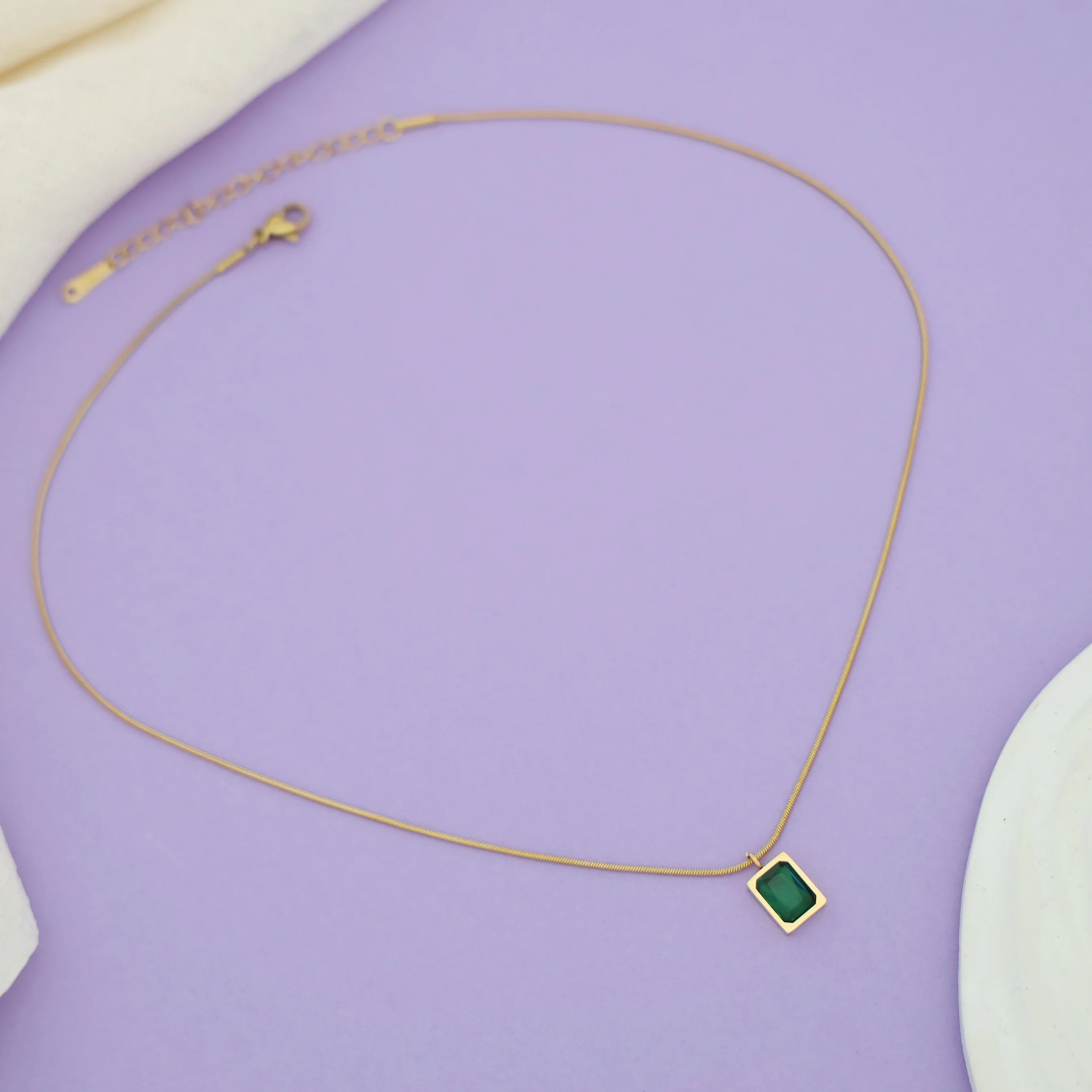 Cera Emerald Glossy Rectangle Neckpiece - Image 4