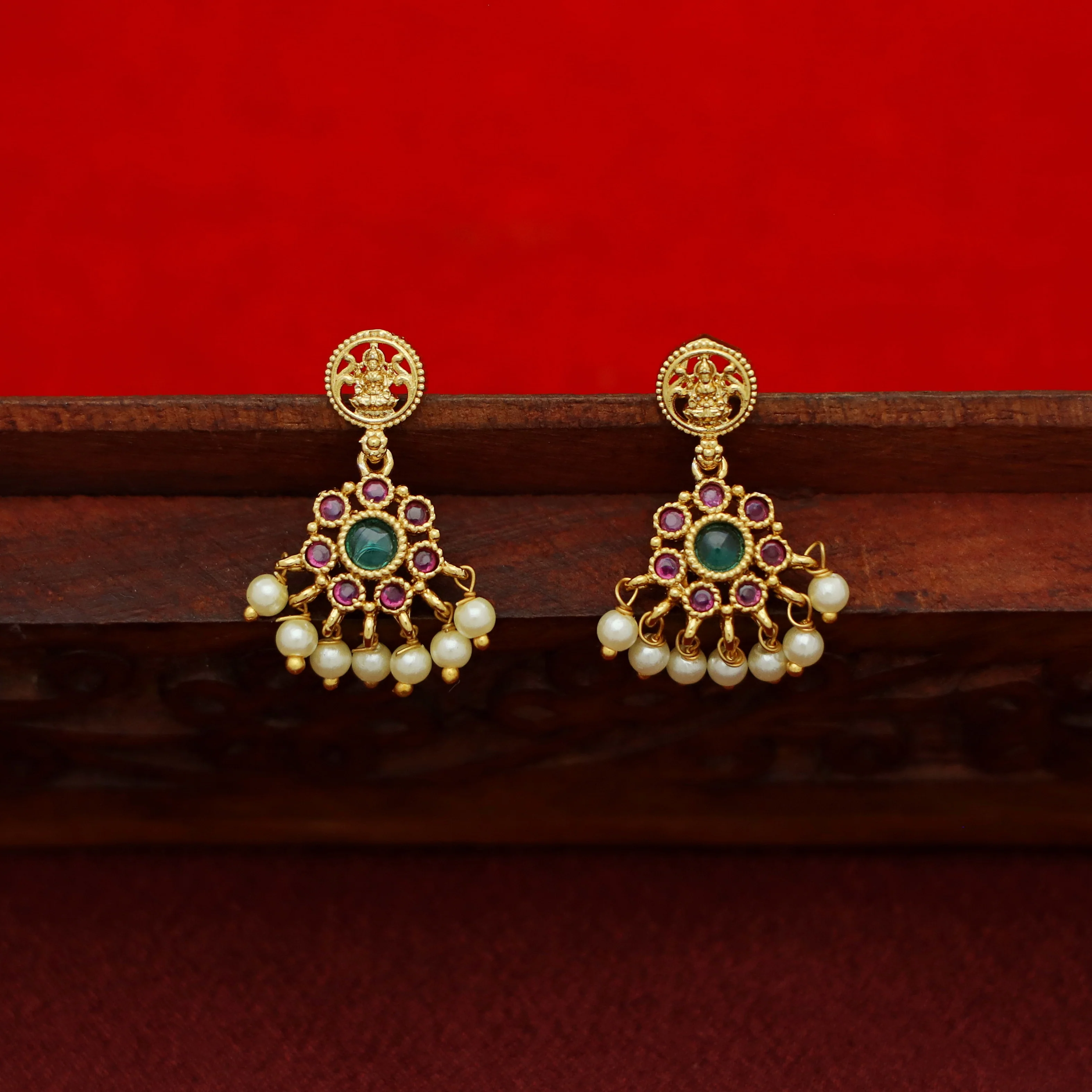Chaitra Devi Pearl Short Neckpiece With Earring - Image 5