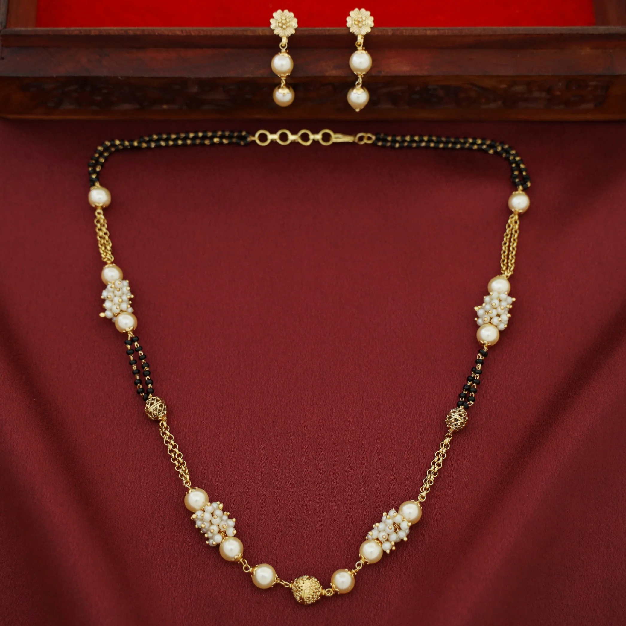 Chaitra Pearl Neckpiece With Earring - Image 3