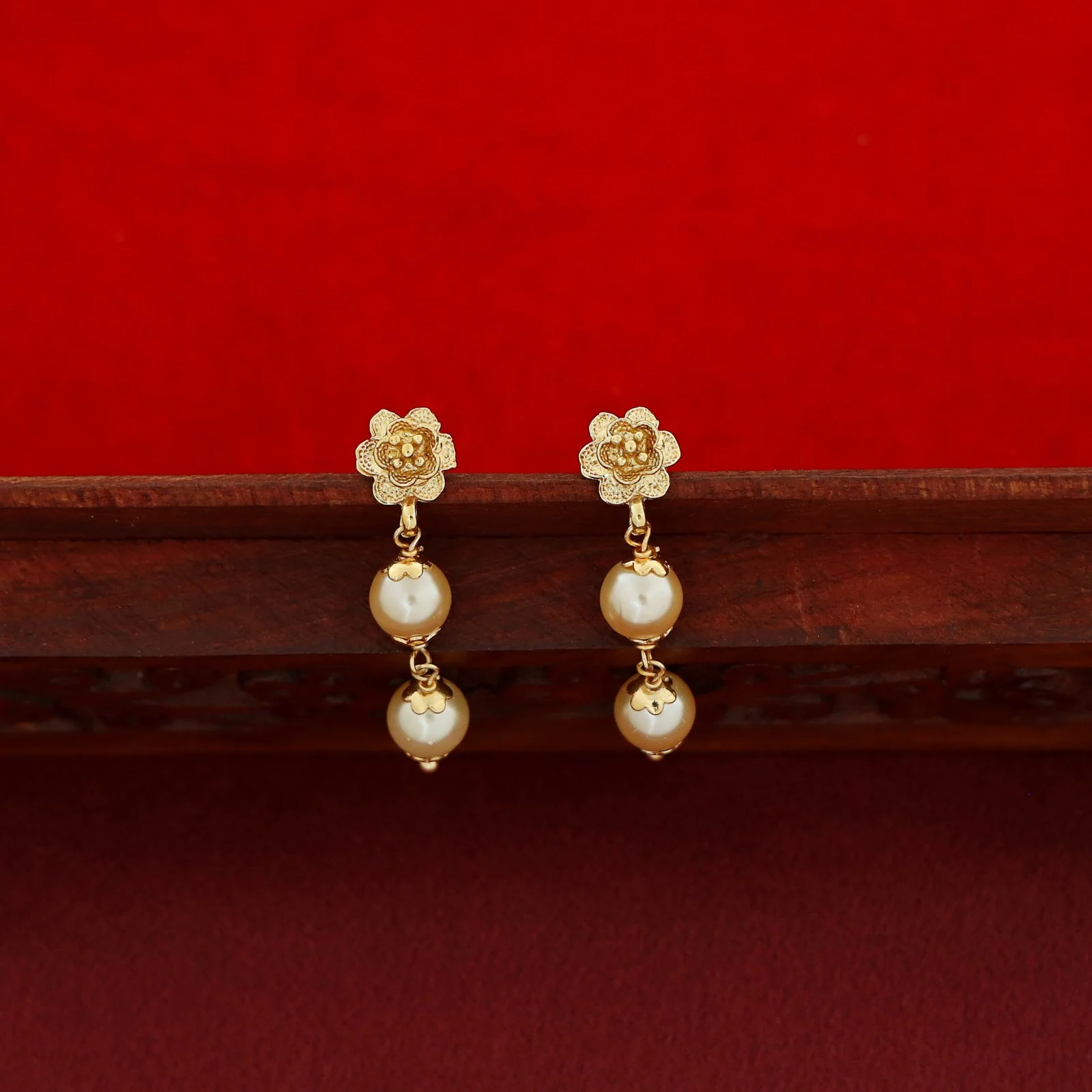 Chaitra Pearl Neckpiece With Earring - Image 4