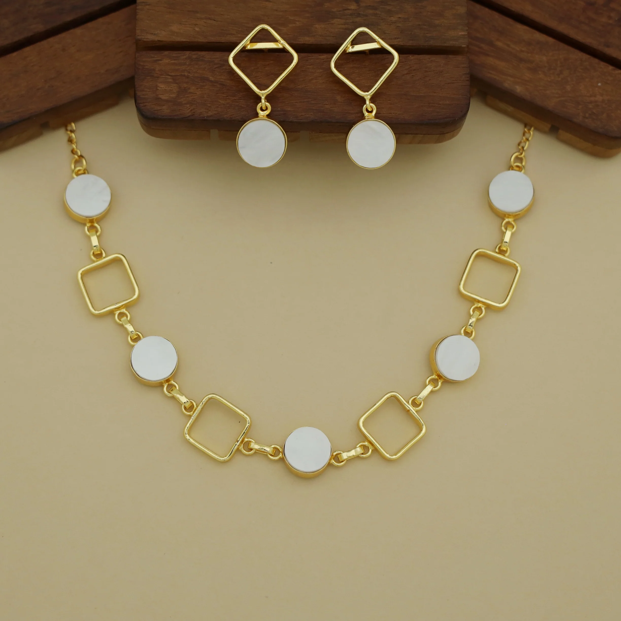 Charul Glossy 4 Square Neckpiece With Earring - Image 5