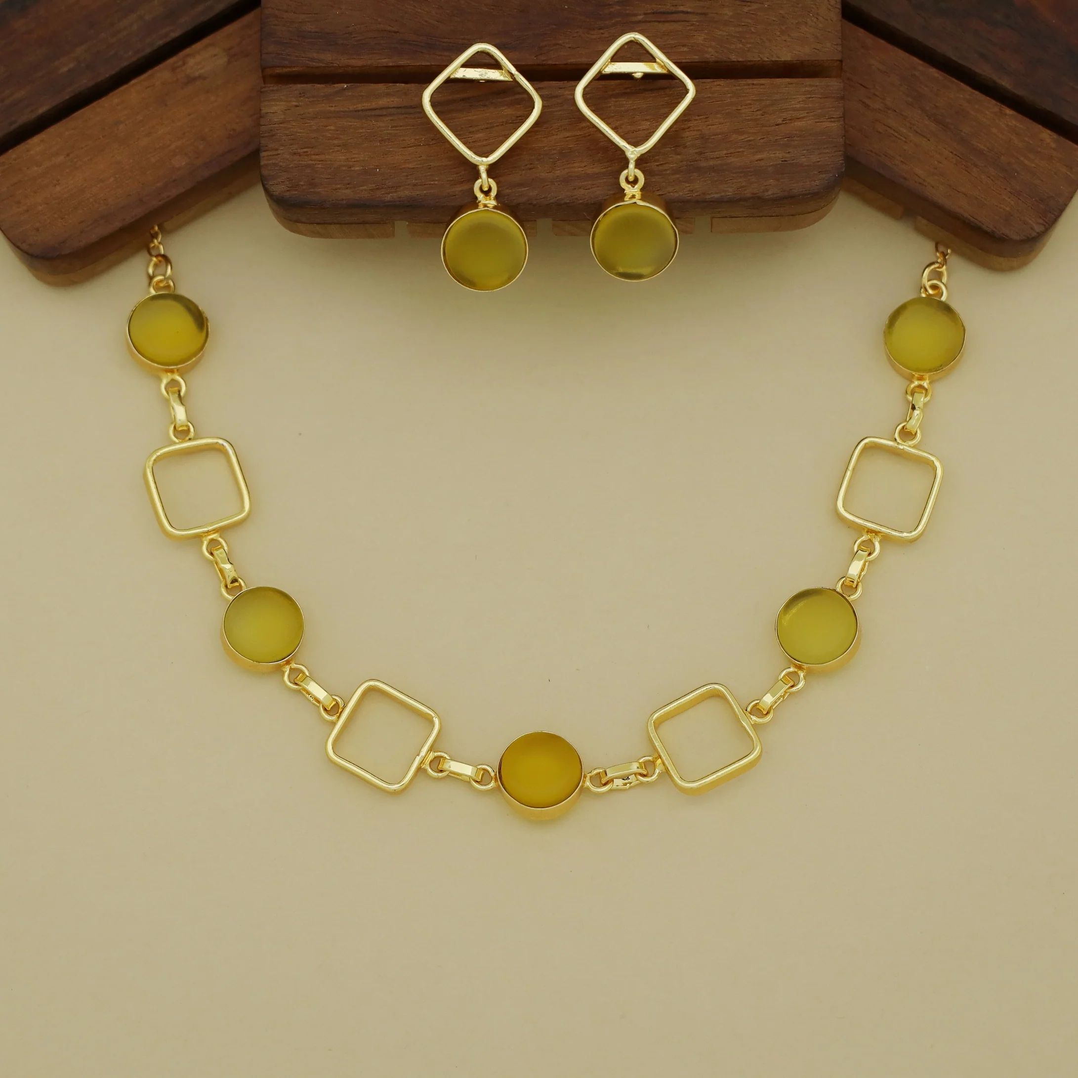 Charul Glossy 4 Square Neckpiece With Earring - Image 7