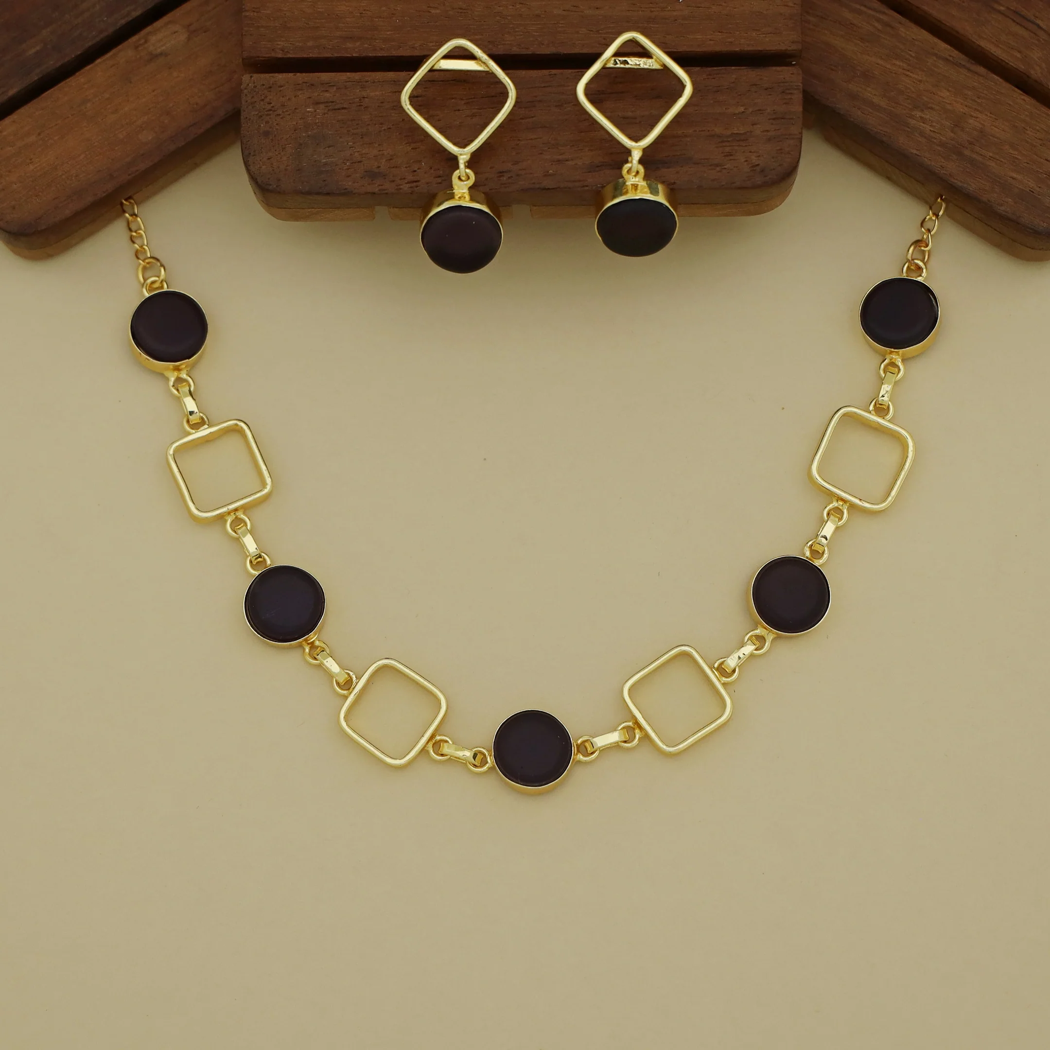 Charul Glossy 4 Square Neckpiece With Earring - Image 8