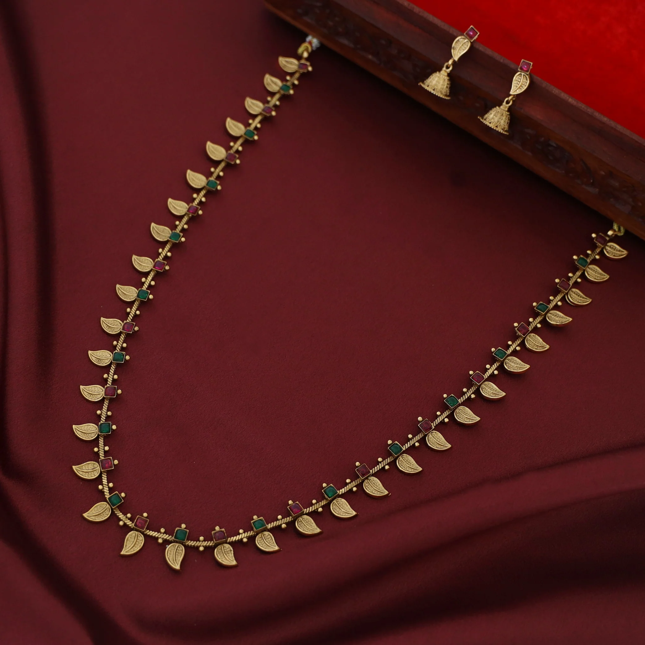 Chinmayi Leafy Kemp Stone Long Neckpiece With Earring - Image 4