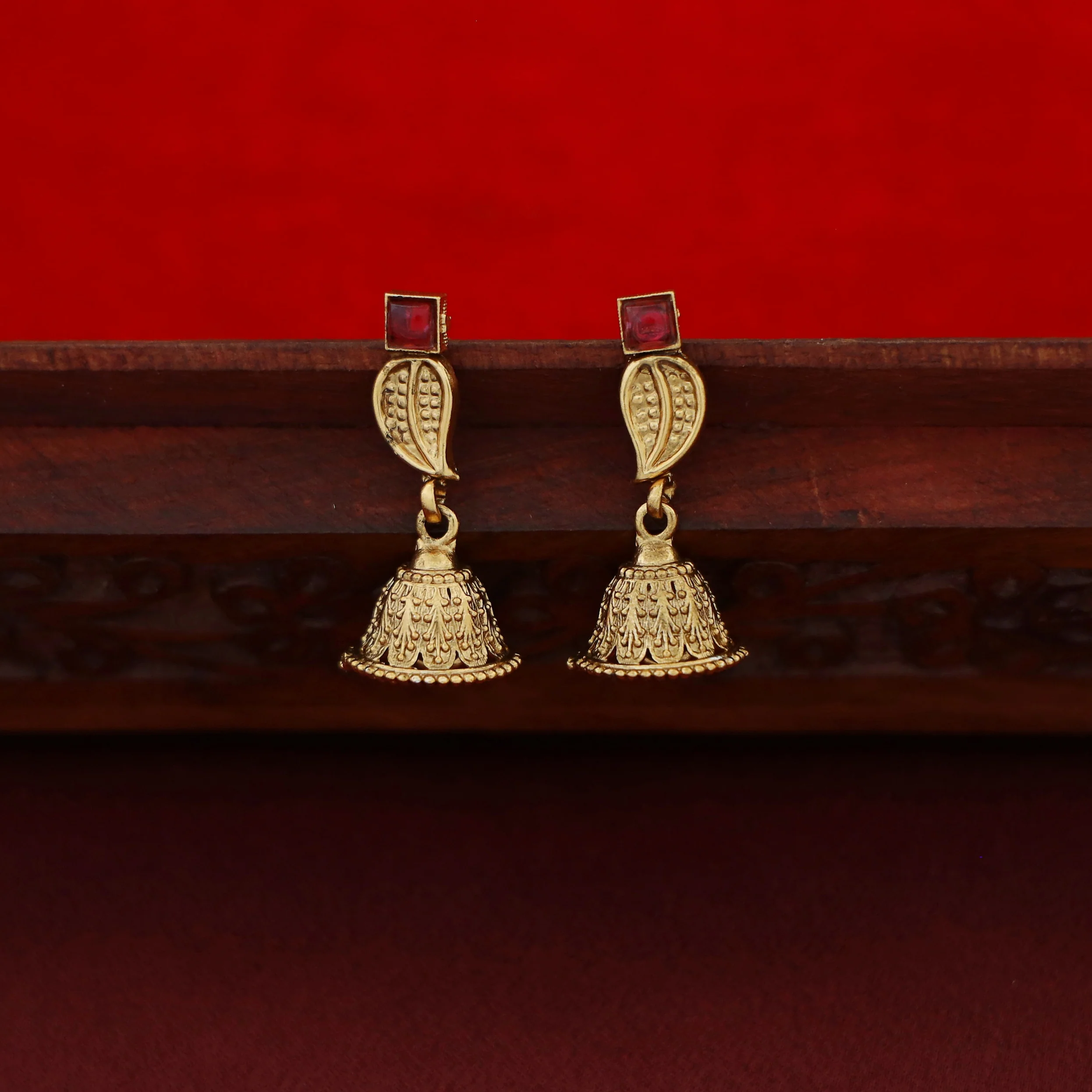 Chinmayi Leafy Kemp Stone Long Neckpiece With Earring - Image 5