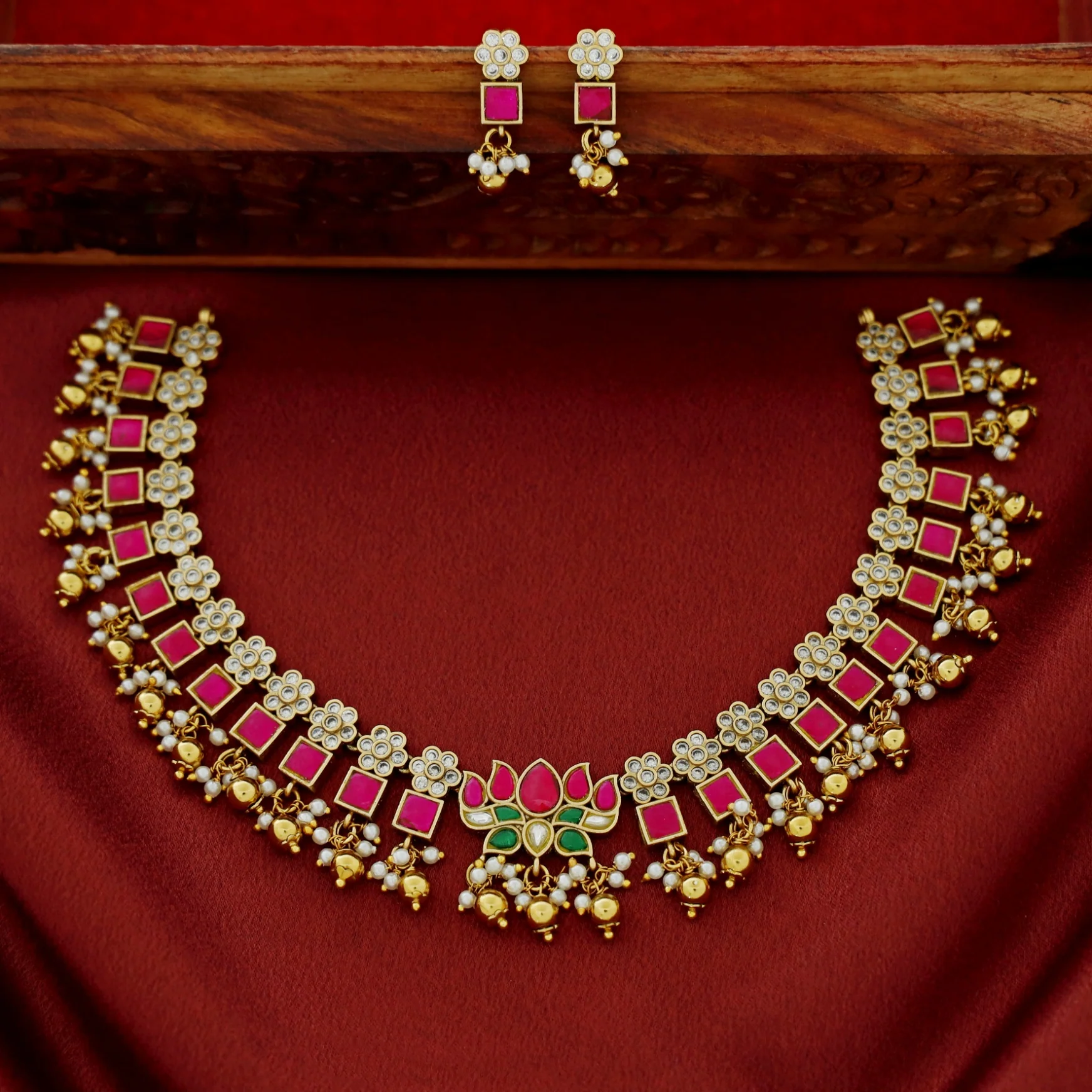 Chinta Floral Jadau Kundan Short Neckpiece With Earring - Image 2