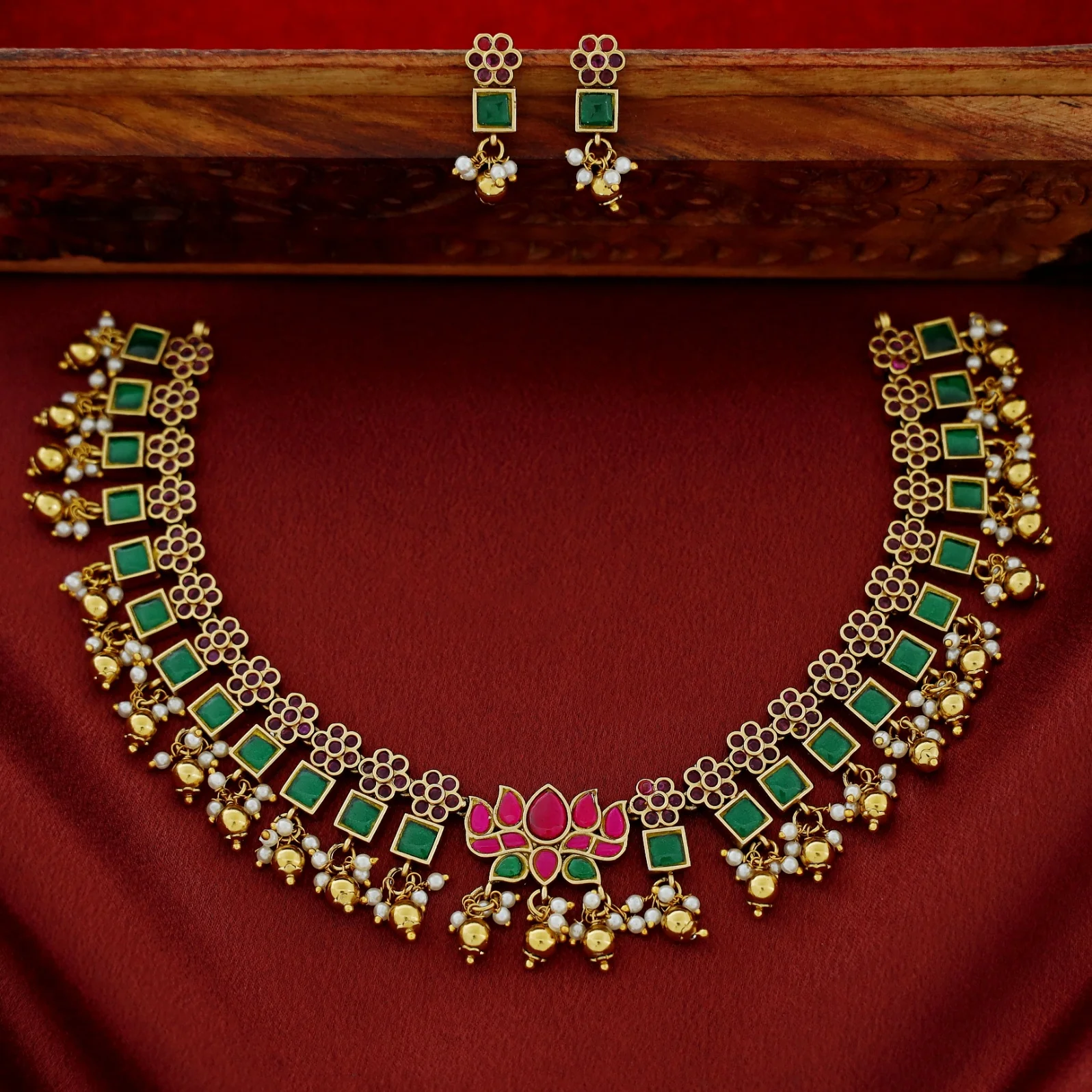 Chinta Floral Jadau Kundan Short Neckpiece With Earring - Image 3