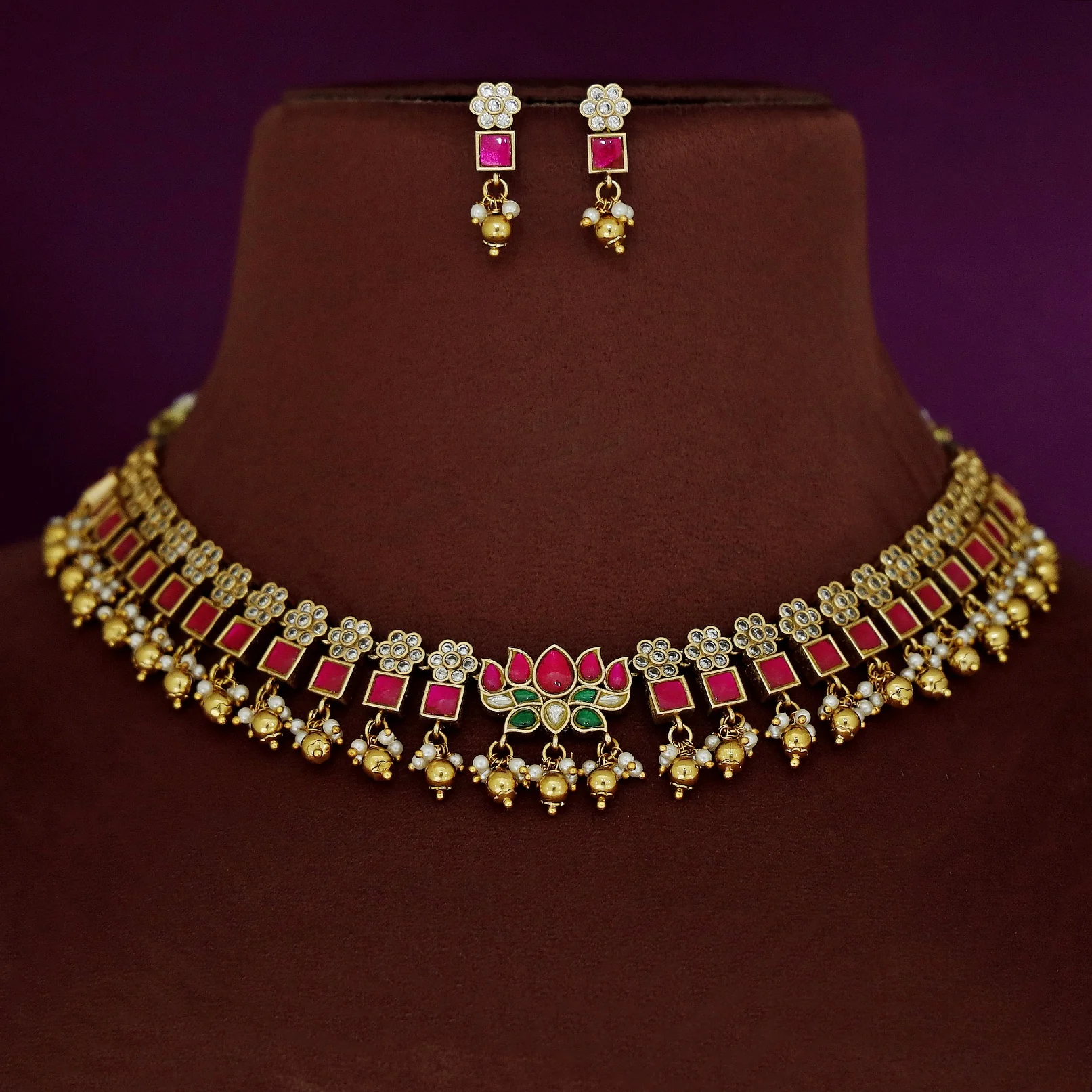 Chinta Floral Jadau Kundan Short Neckpiece With Earring - Image 4