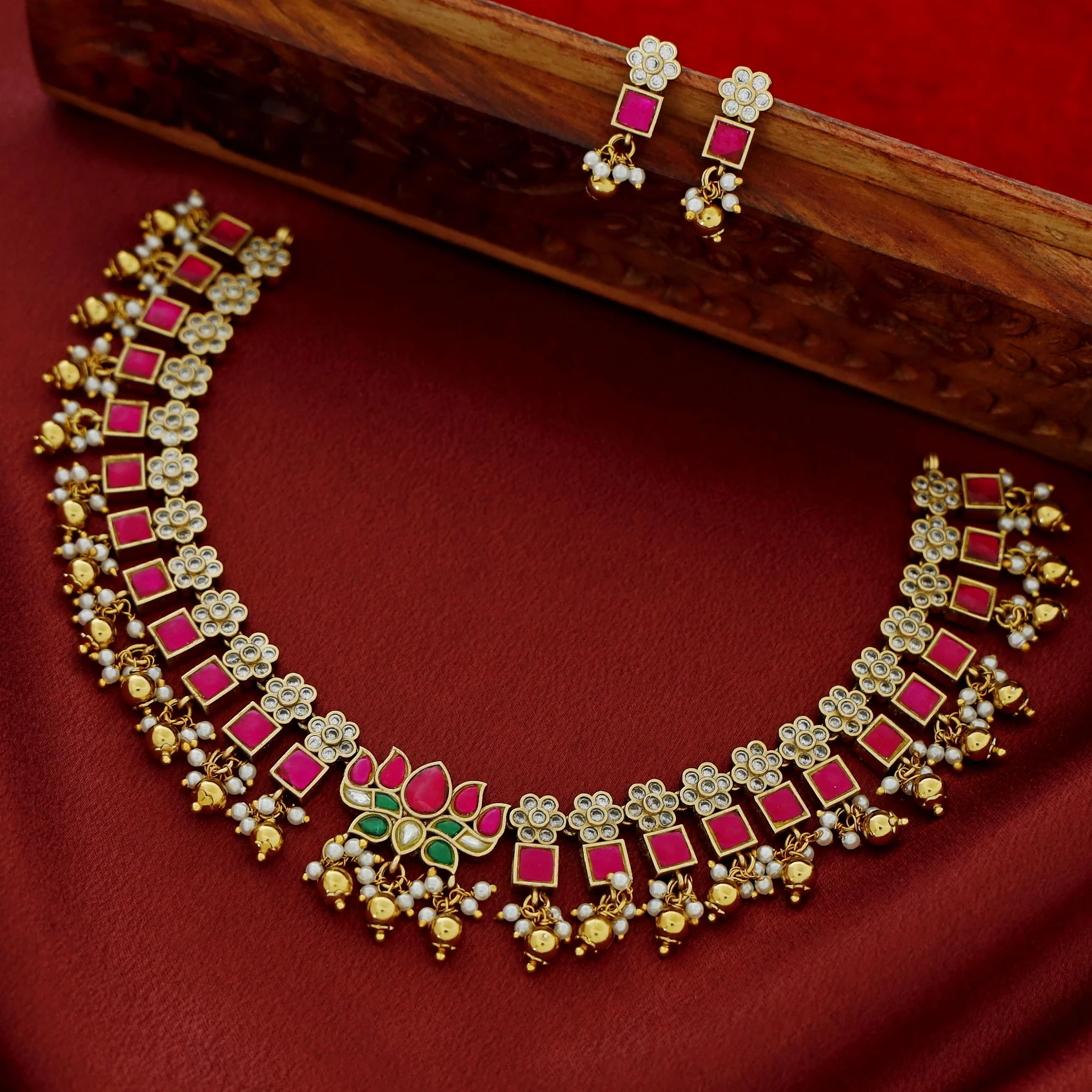 Chinta Floral Jadau Kundan Short Neckpiece With Earring - Image 5