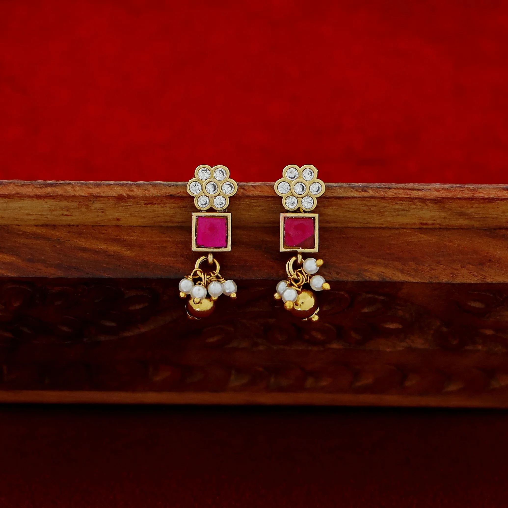 Chinta Floral Jadau Kundan Short Neckpiece With Earring - Image 6