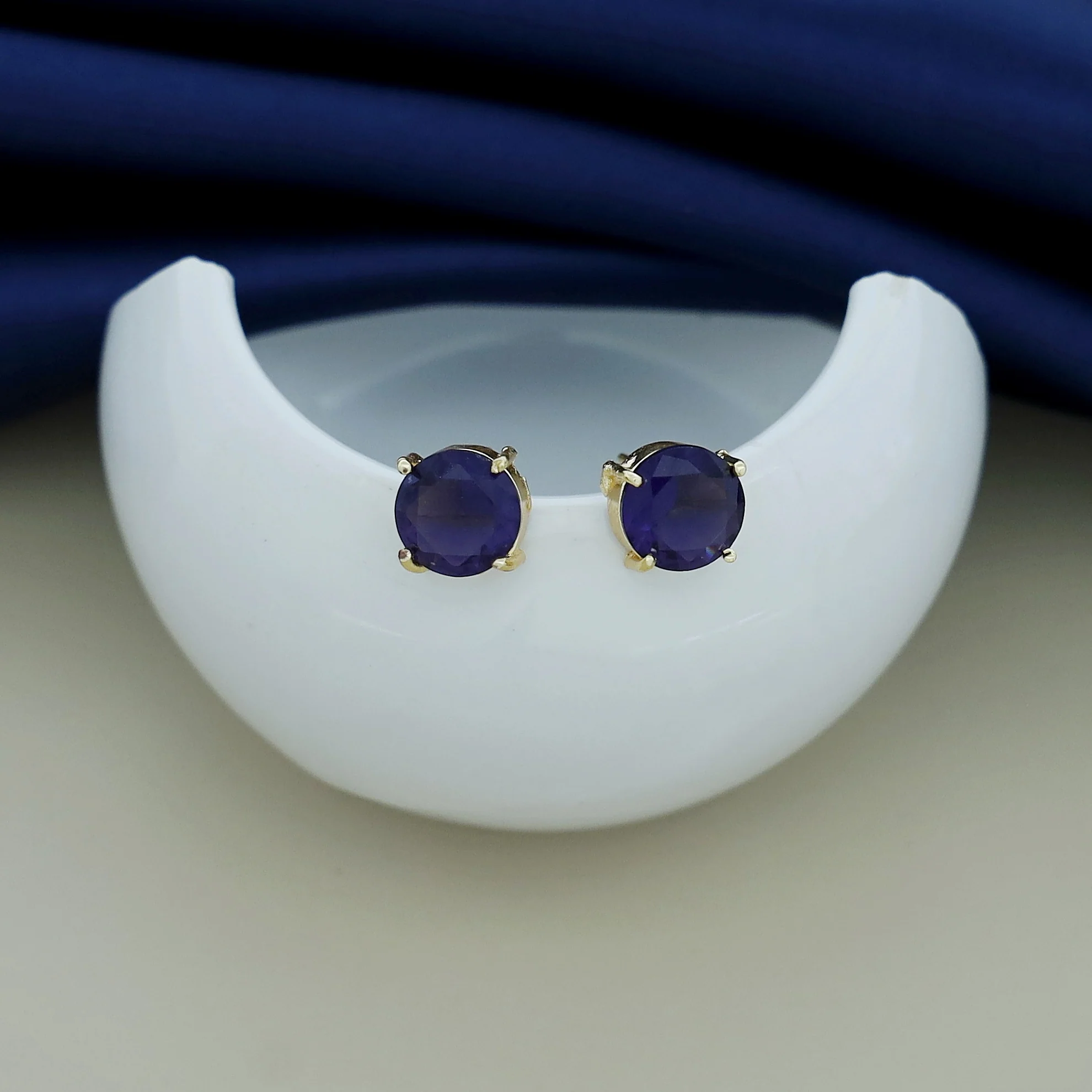 Chloe Round Claw Glossy Stud - Image 6
