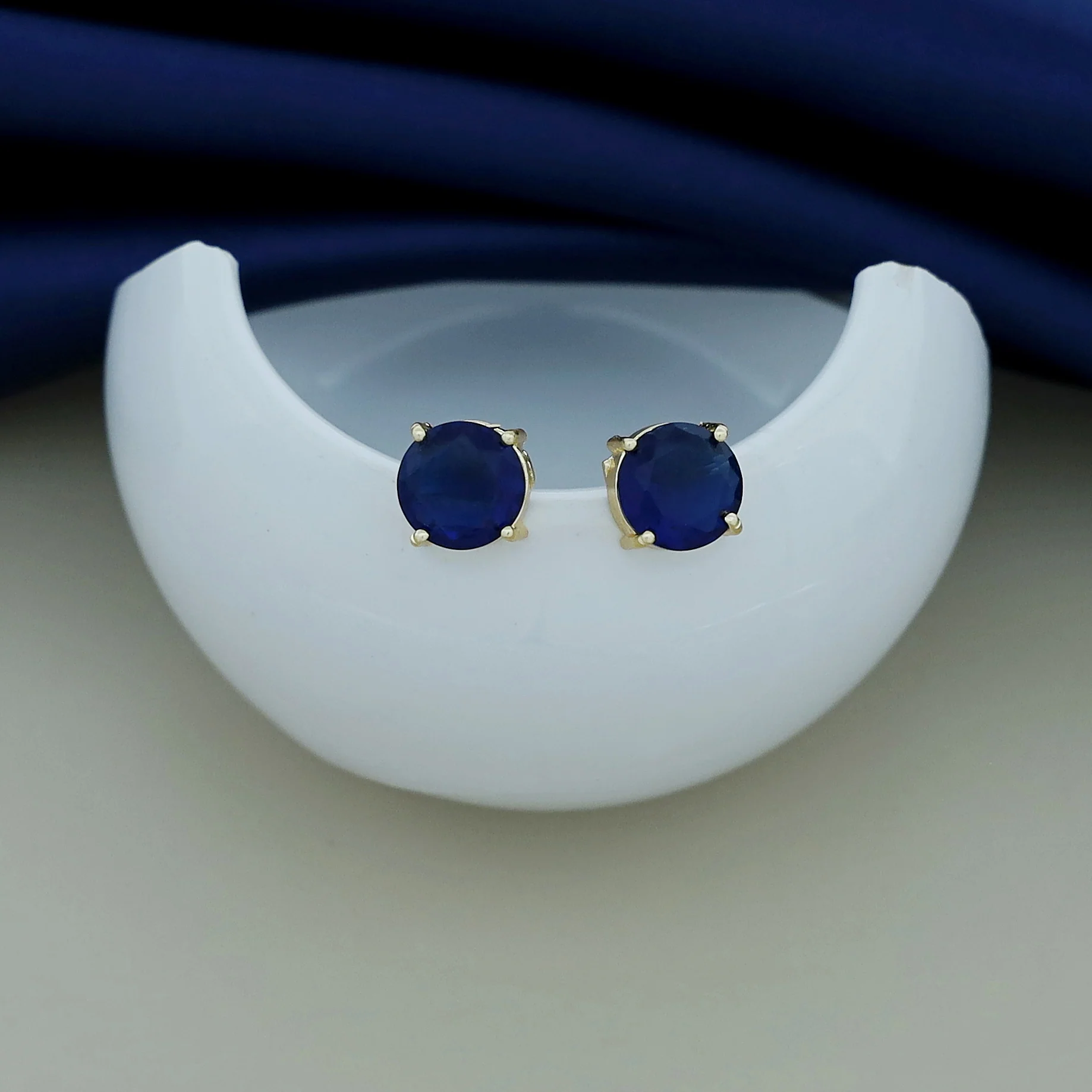 Chloe Round Claw Glossy Stud - Image 7