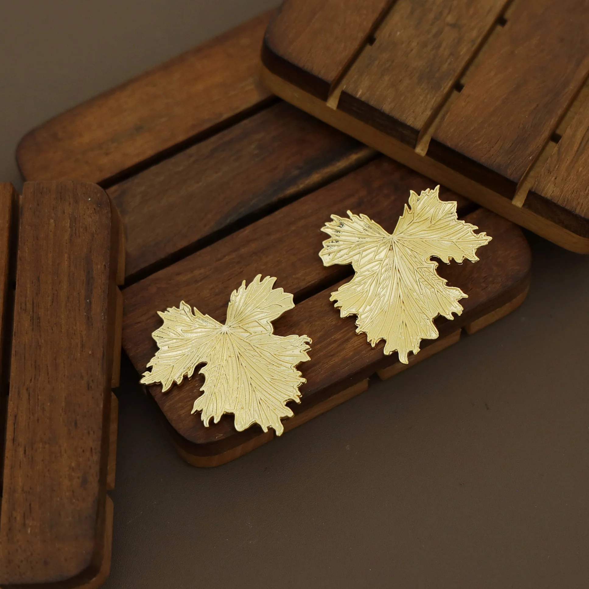 Clement Maple Leaf Natural Round Stone Choker With Earring - Image 9