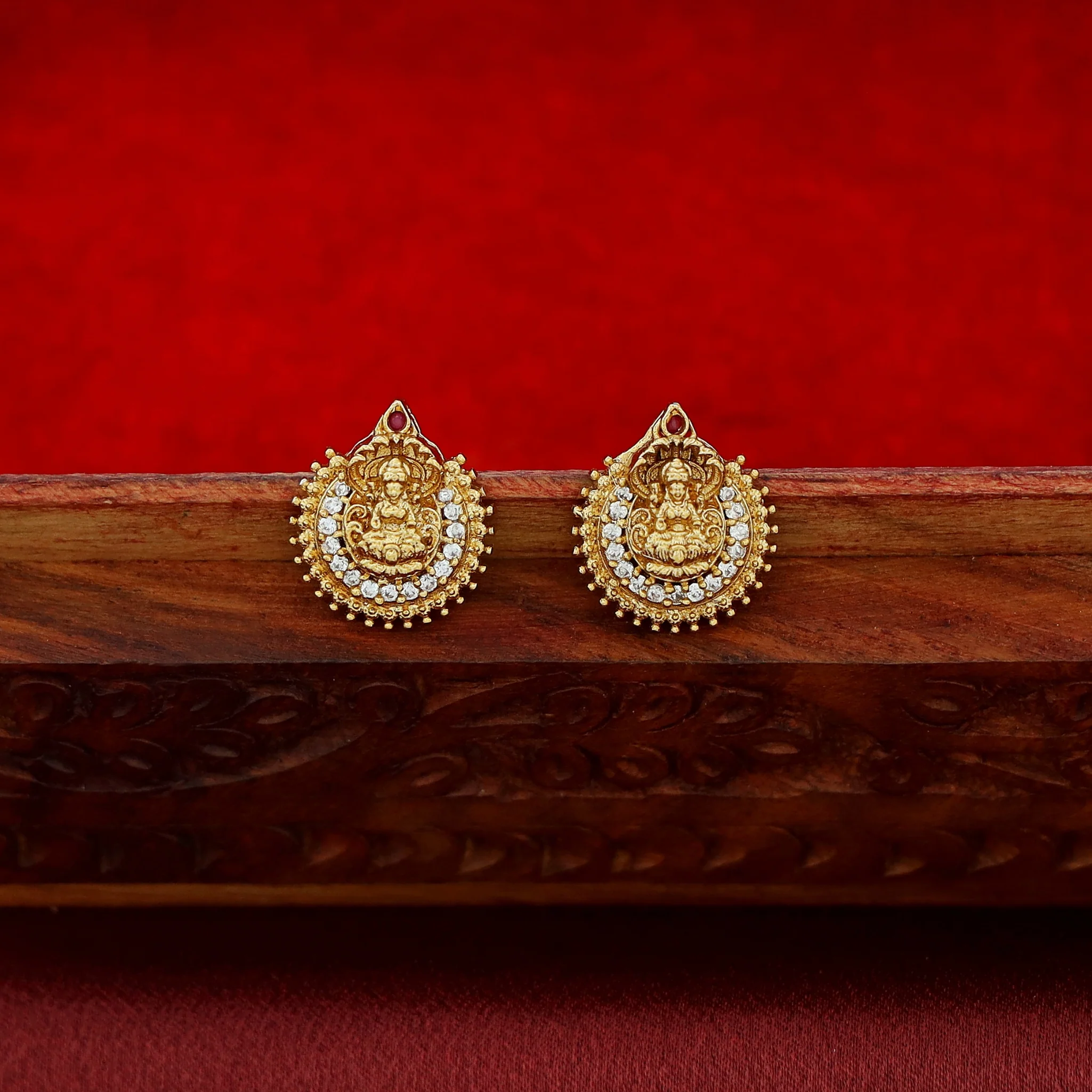 Bhamini Devi Cluster Pearl Short Neckpiece with Earring - Image 5