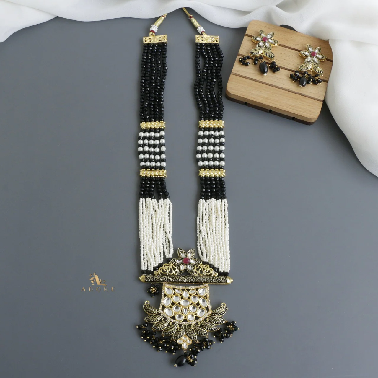 Dhanvitha Onyx Kundan Neckpiece With Earring - Image 7