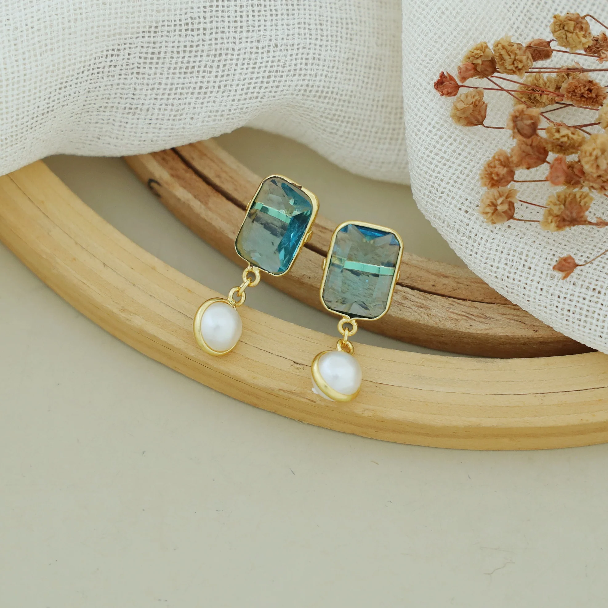 Alice Curved Rectangle Glossy Stone Pearl Earring - Image 4