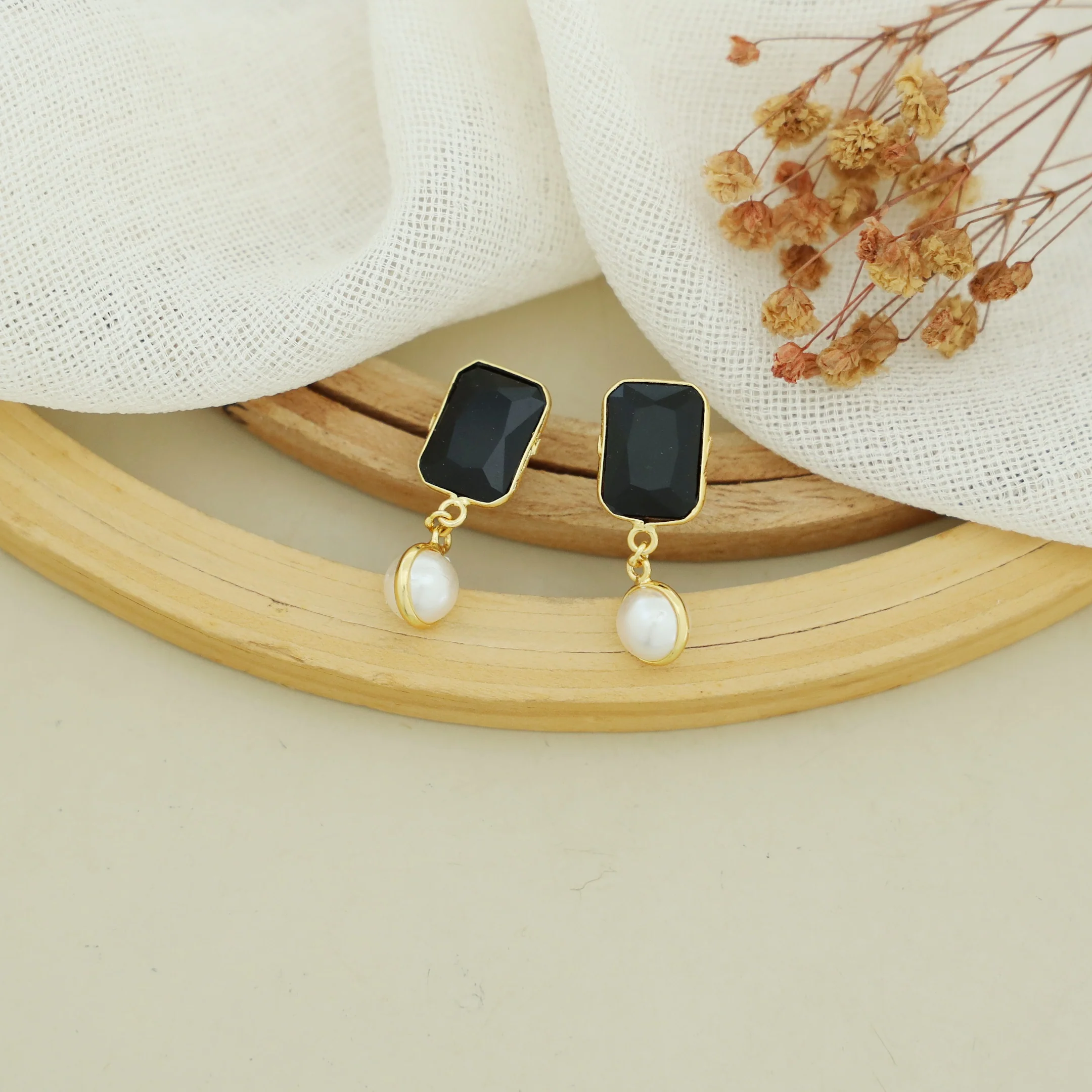 Alice Curved Rectangle Glossy Stone Pearl Earring - Image 9
