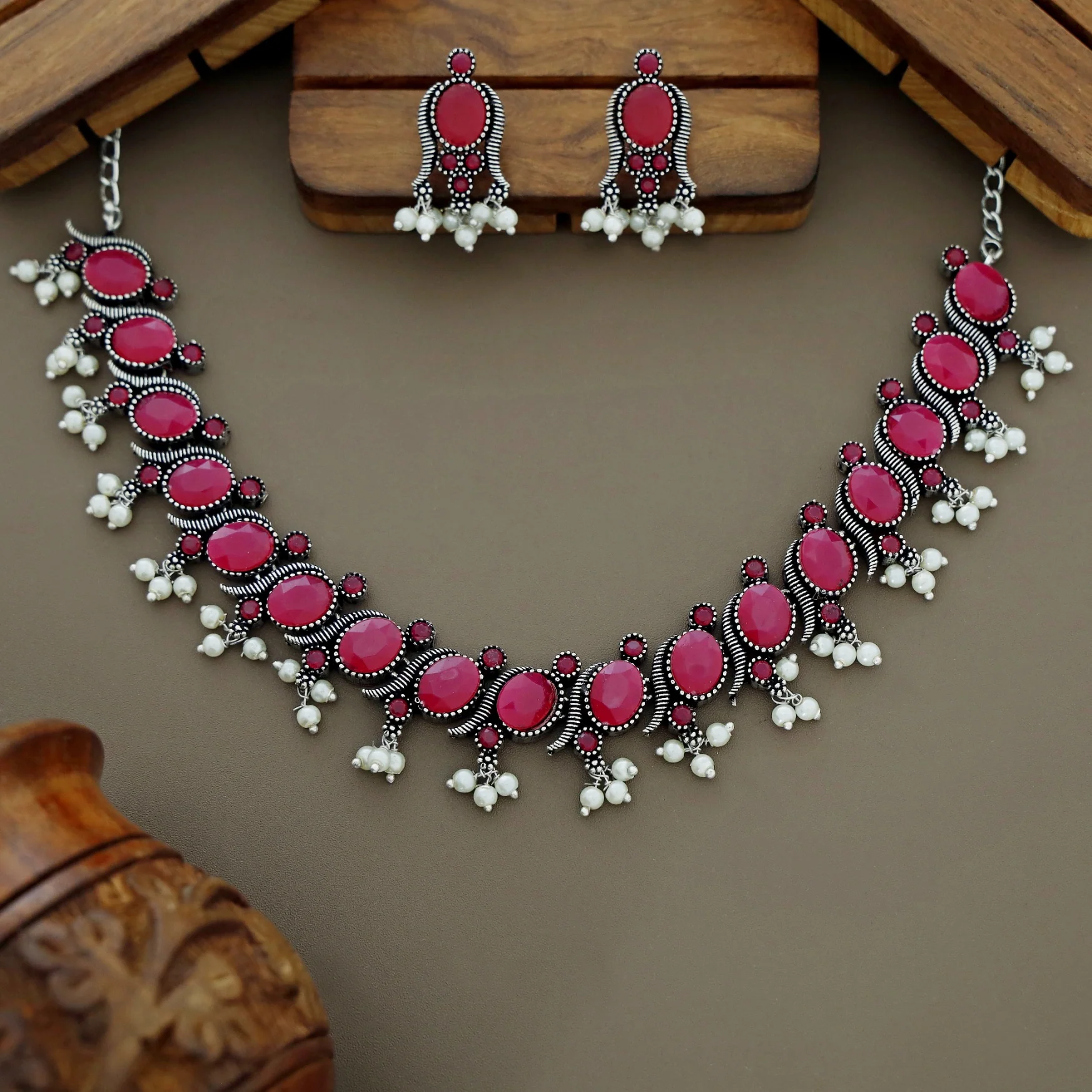 Dahlia Oval Pearl Short Neckpiece With Earring - Image 3