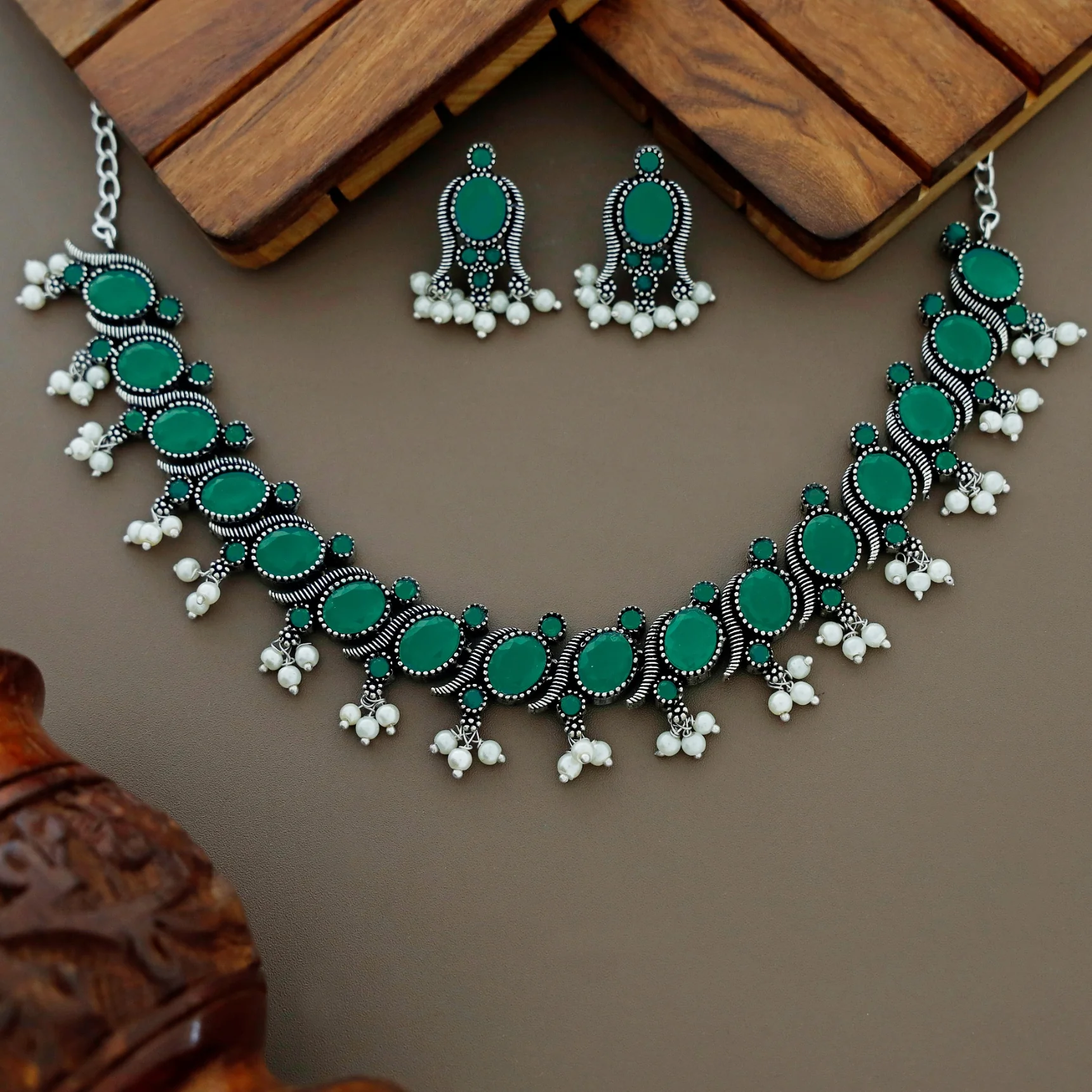 Dahlia Oval Pearl Short Neckpiece With Earring - Image 4