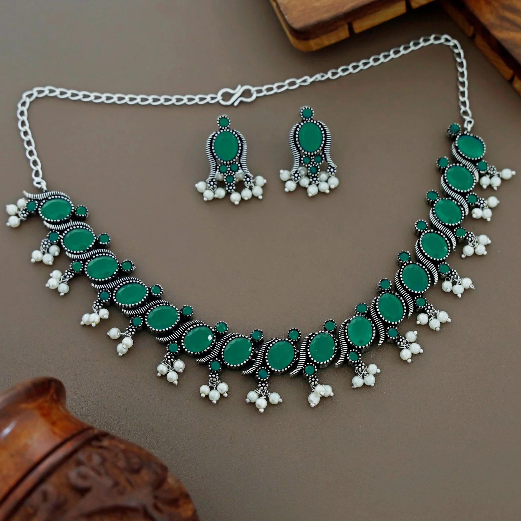 Dahlia Oval Pearl Short Neckpiece With Earring - Image 5