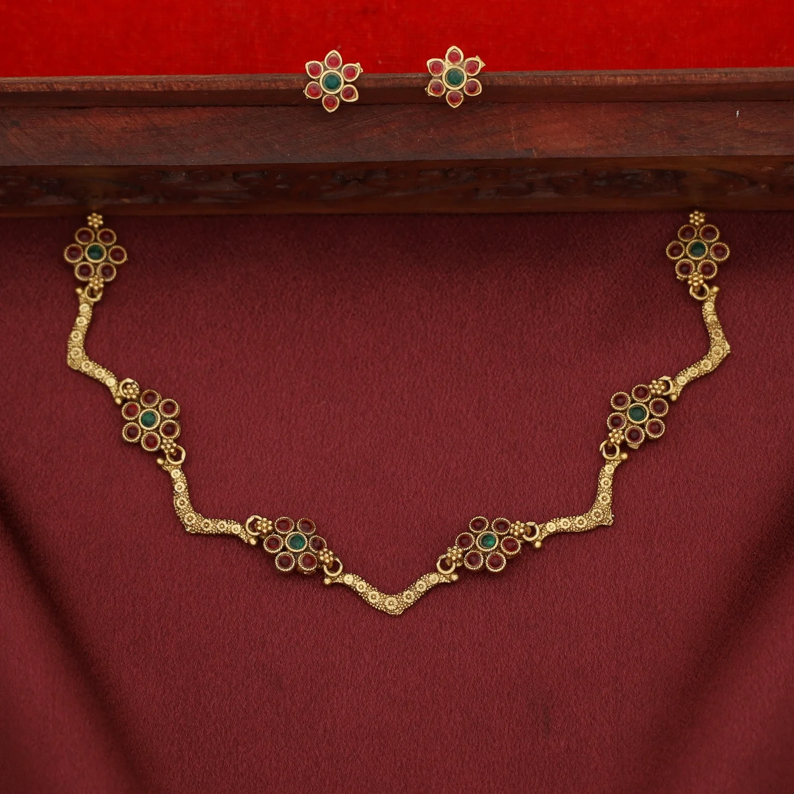 Deepashri 5 Flower Curvy Short Neckpiece With Earring - Image 2