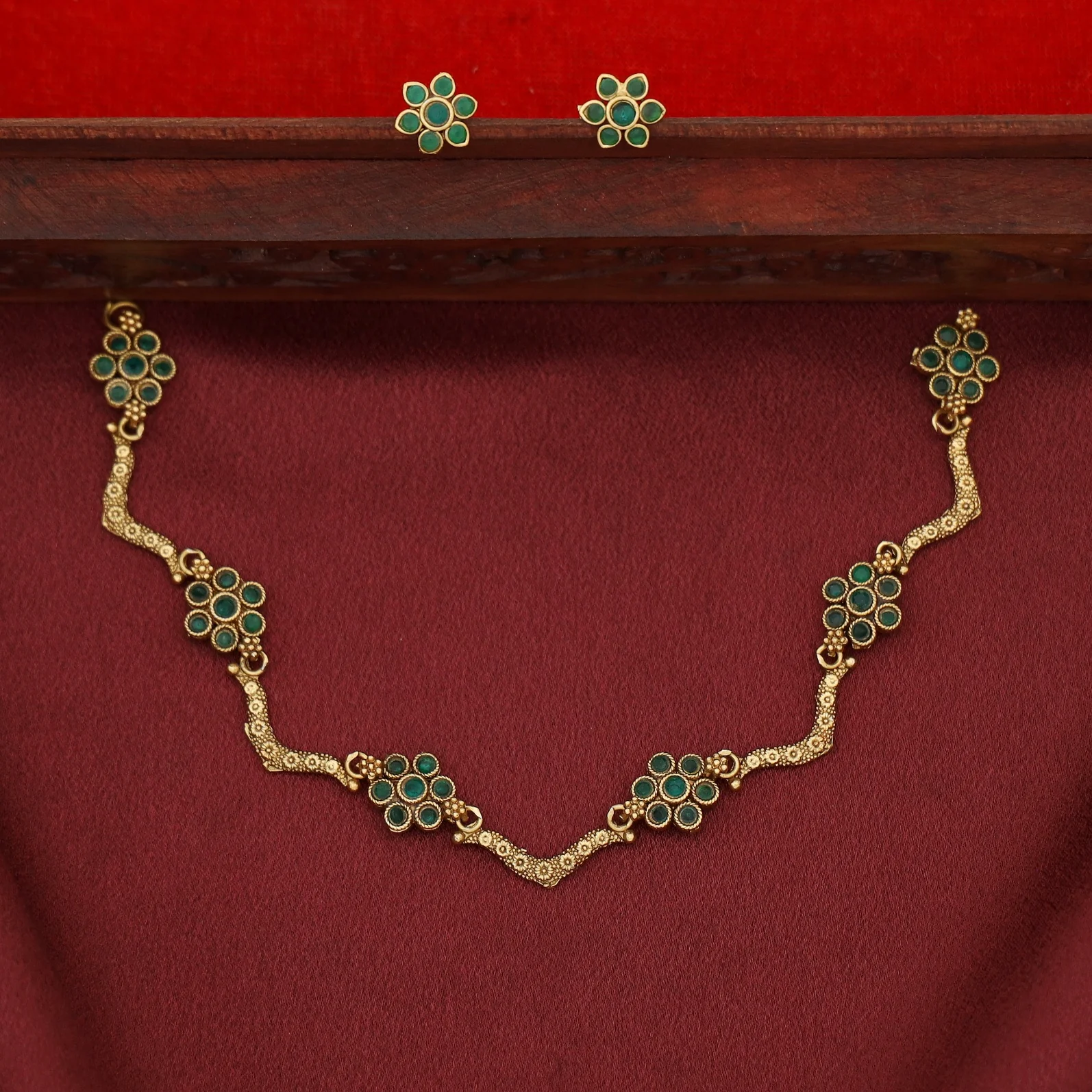 Deepashri 5 Flower Curvy Short Neckpiece With Earring - Image 3