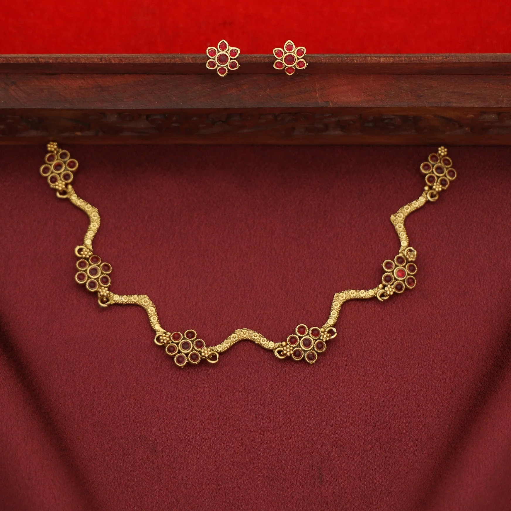 Deepashri 5 Flower Curvy Short Neckpiece With Earring - Image 4
