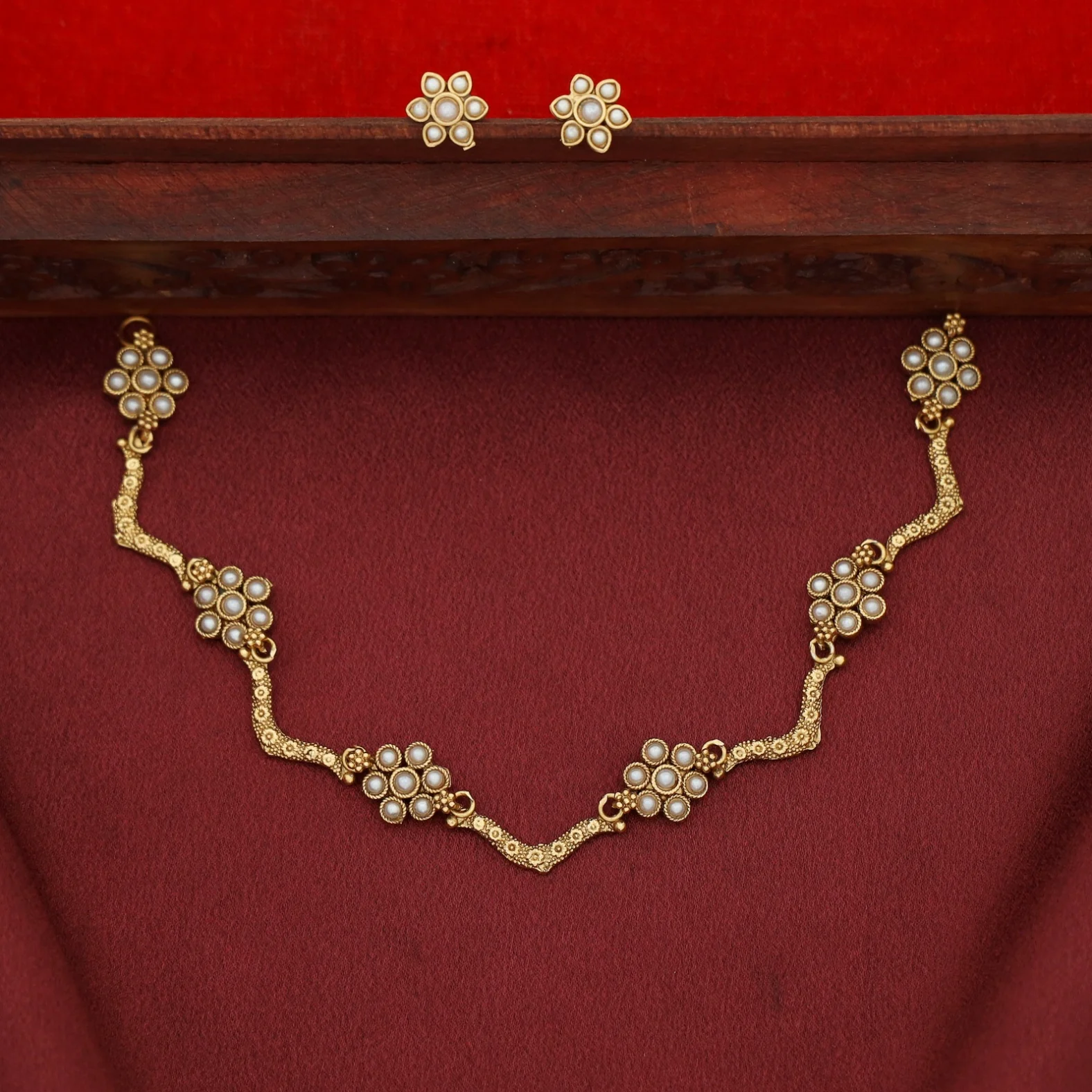 Deepashri 5 Flower Curvy Short Neckpiece With Earring - Image 5