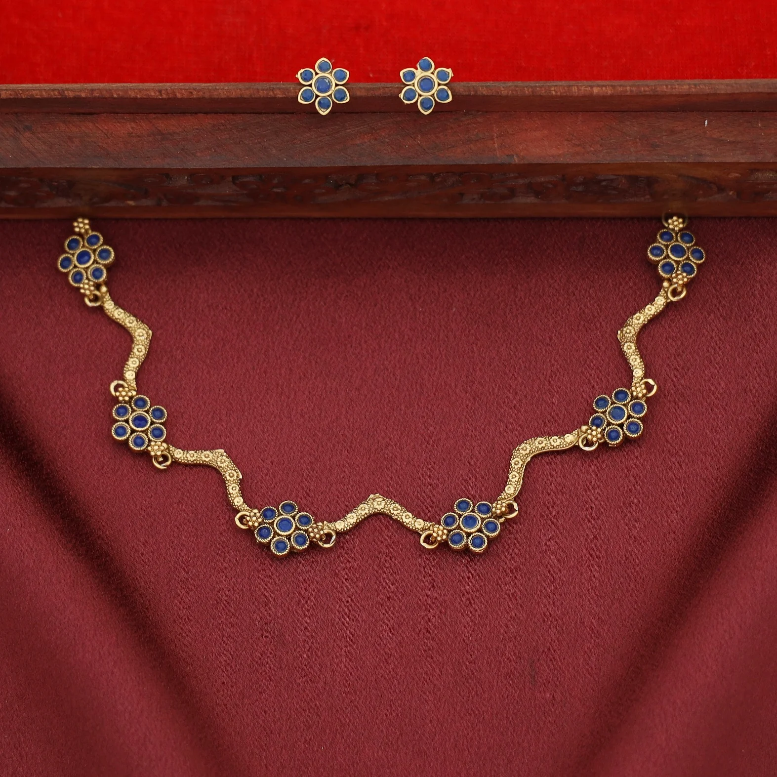 Deepashri 5 Flower Curvy Short Neckpiece With Earring - Image 6