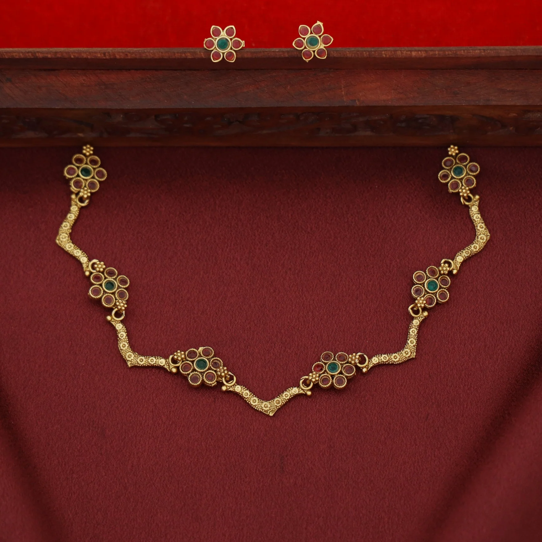Deepashri 5 Flower Curvy Short Neckpiece With Earring - Image 8