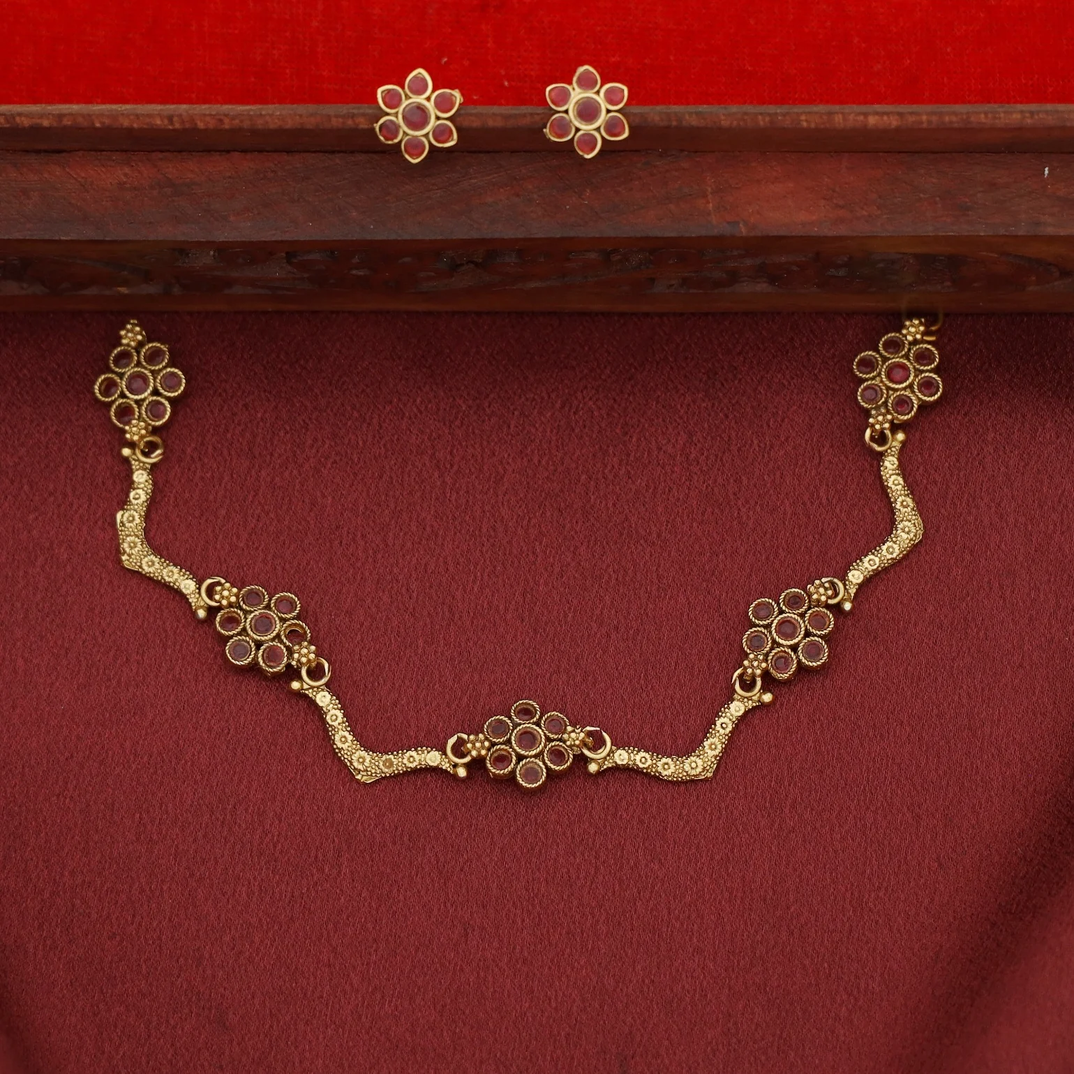 Deepashri 5 Flower Curvy Short Neckpiece With Earring - Image 9