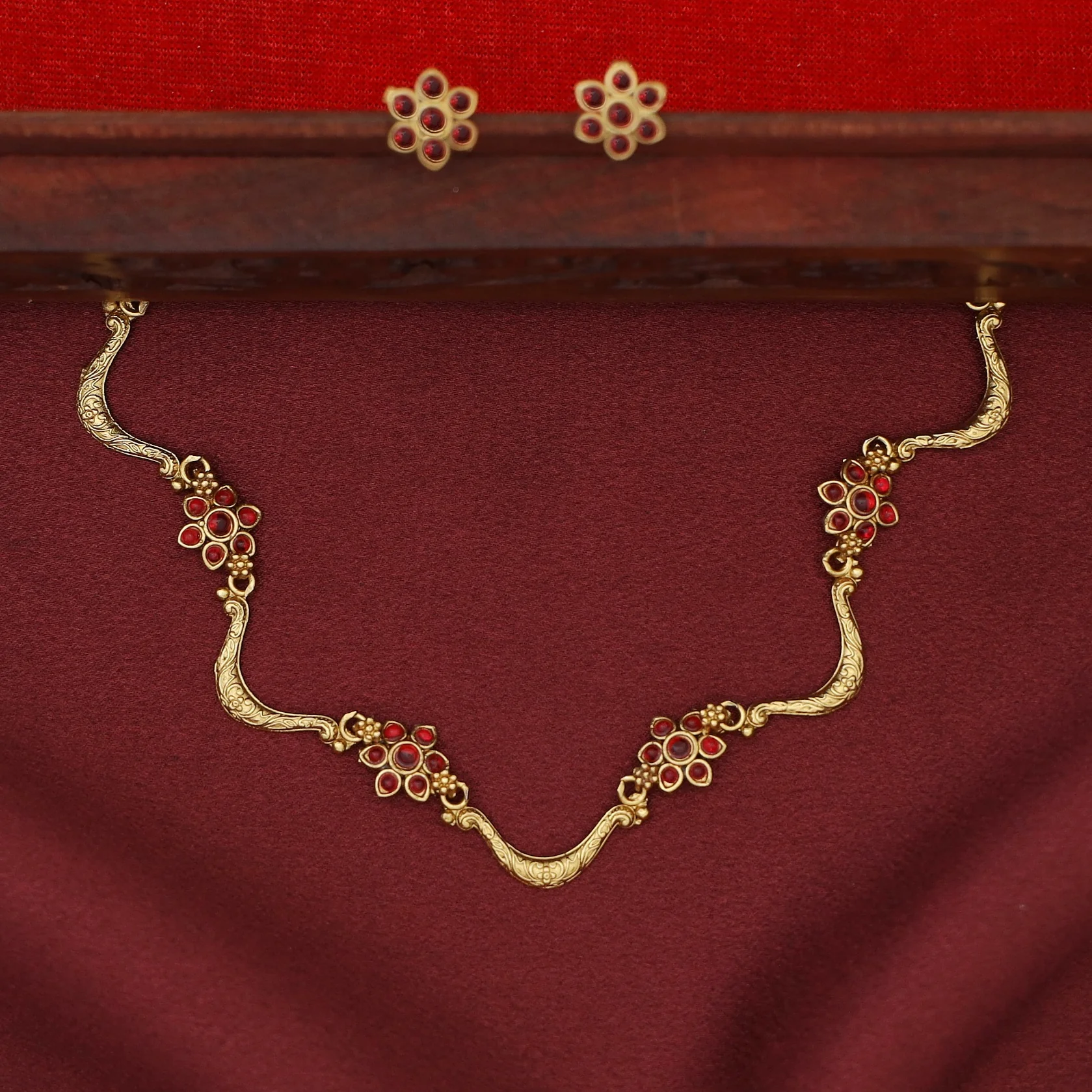 Deepashri Tetra Flower Curvy Short Neckpiece With Earring - Image 3