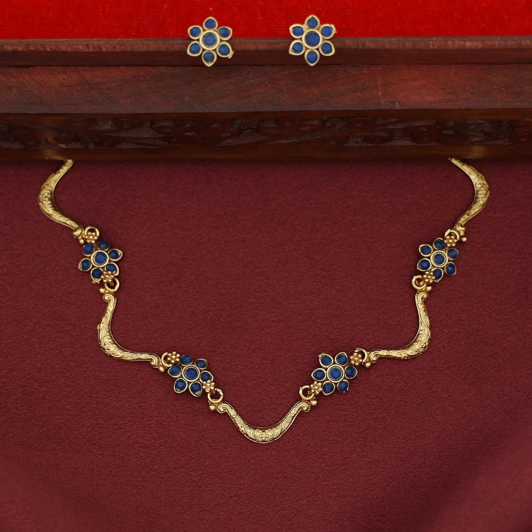Deepashri Tetra Flower Curvy Short Neckpiece With Earring - Image 4