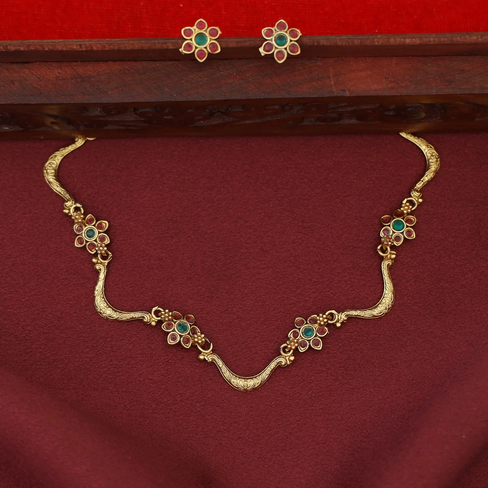 Deepashri Tetra Flower Curvy Short Neckpiece With Earring - Image 5