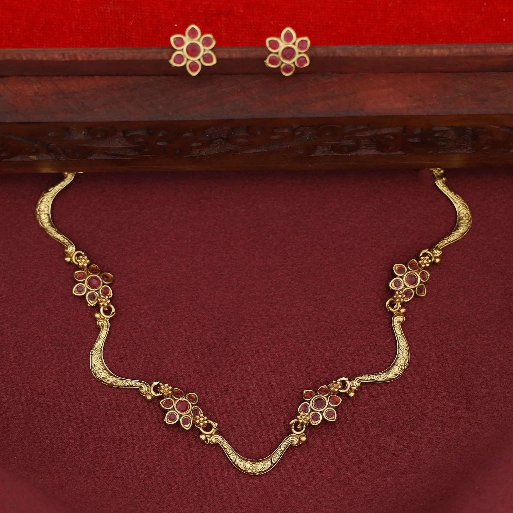 Deepashri Tetra Flower Curvy Short Neckpiece With Earring - Image 6