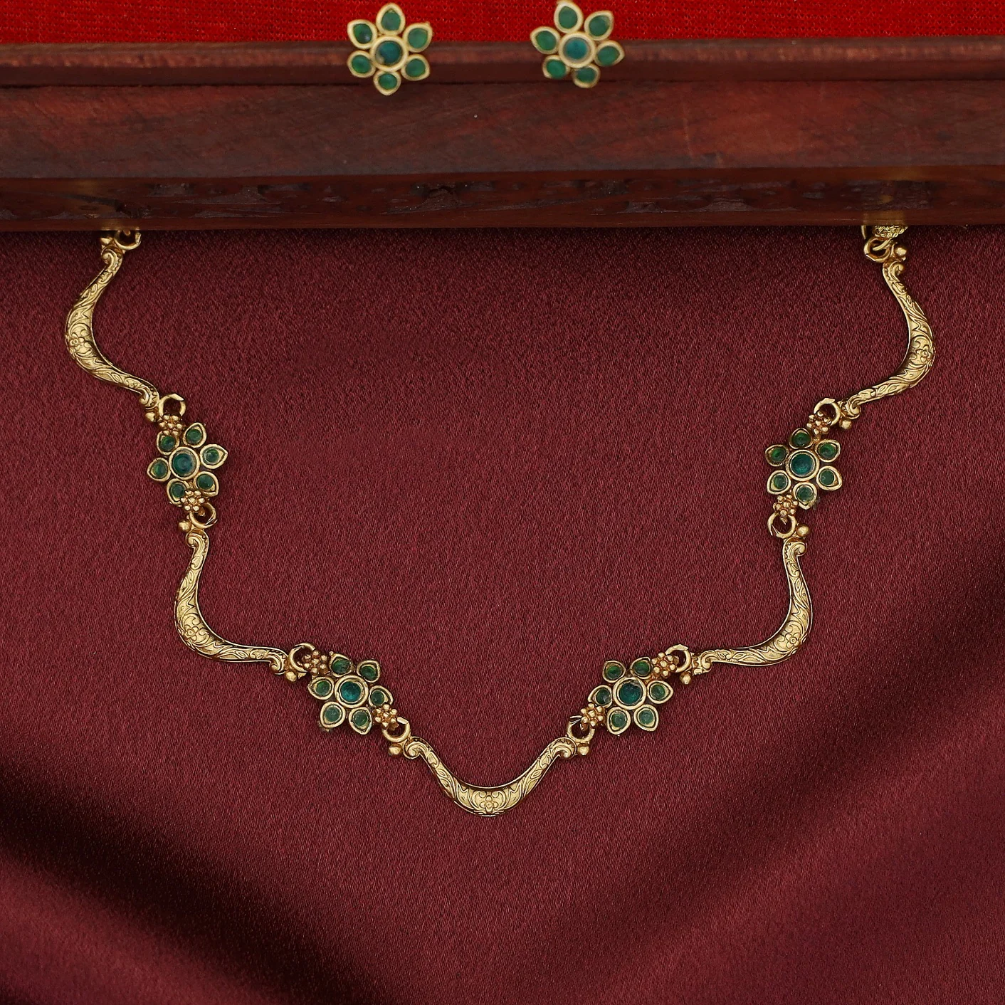 Deepashri Tetra Flower Curvy Short Neckpiece With Earring - Image 8