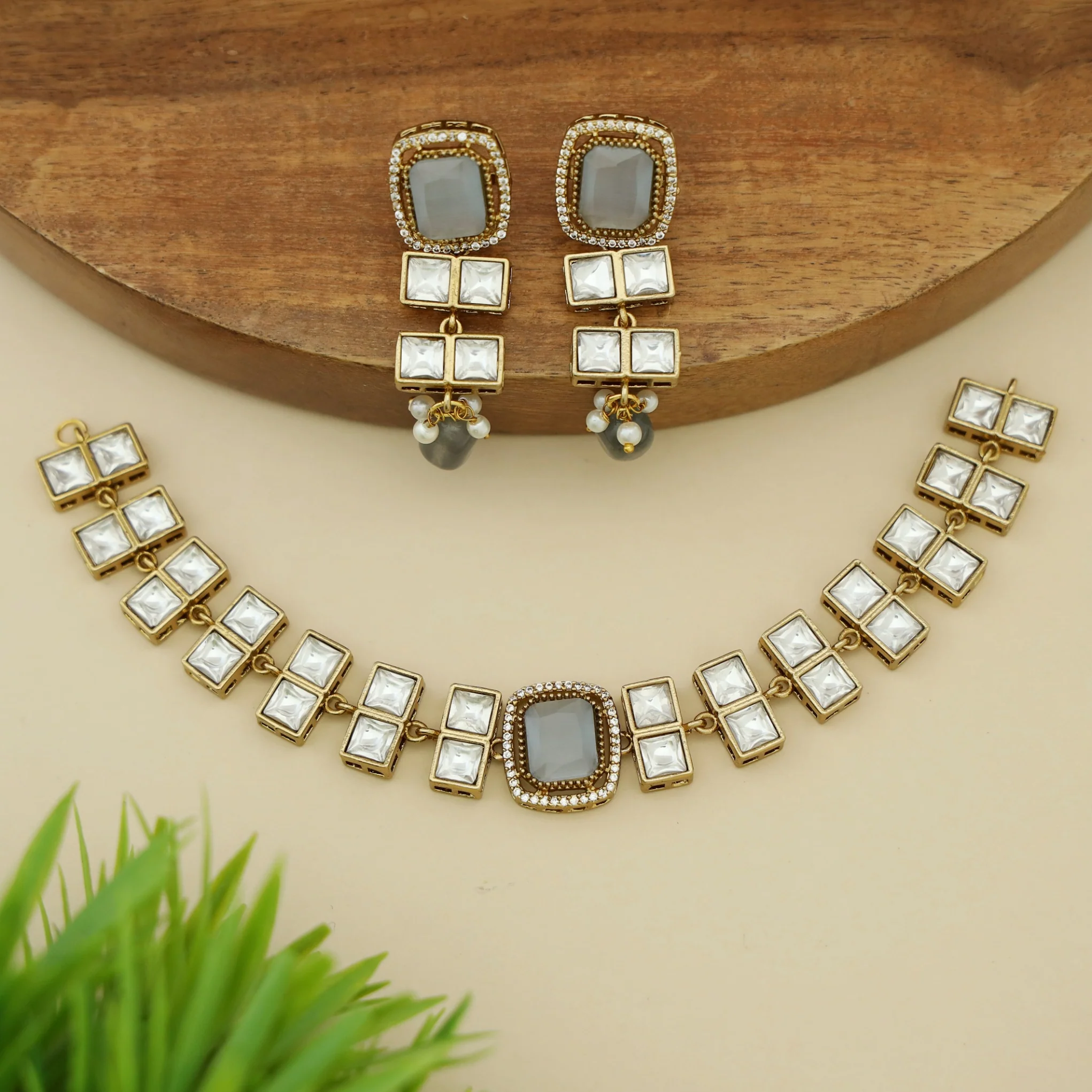 Deetya Dual Square Kundan Choker With Earring - Image 4