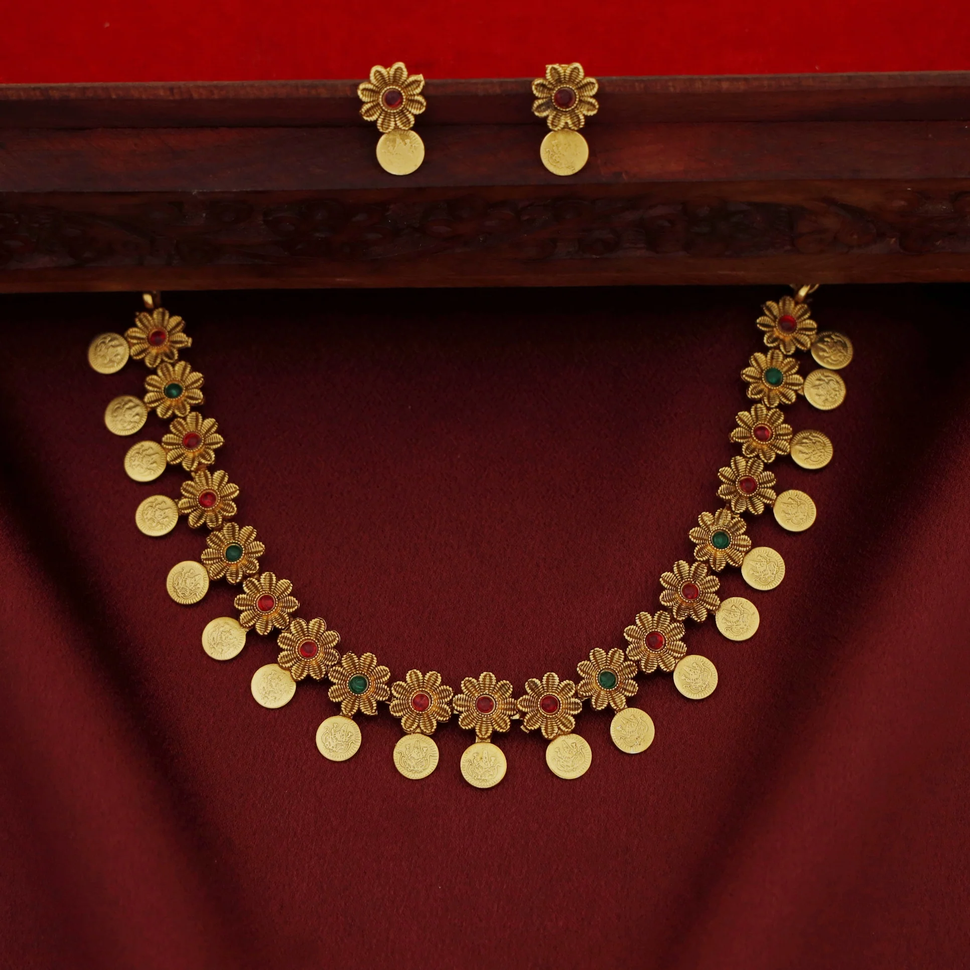 Dhrithika Flower Dhaya Kashi Short Neckpiece with Earring - Image 3