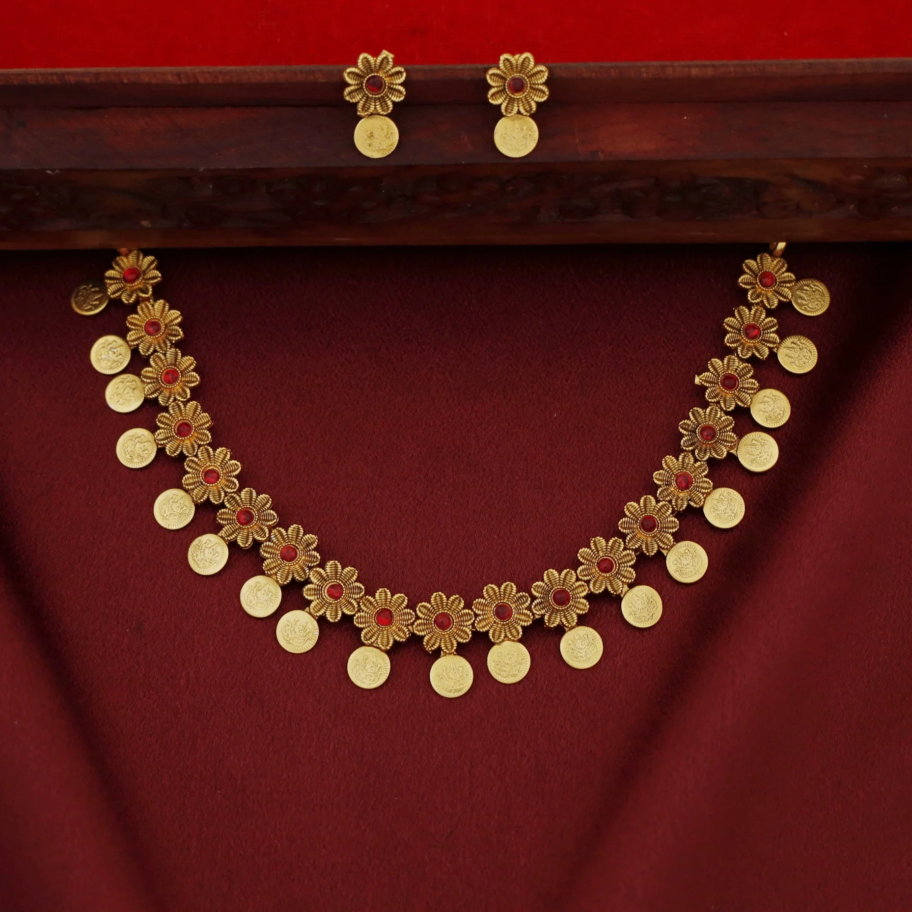 Dhrithika Flower Dhaya Kashi Short Neckpiece with Earring - Image 4