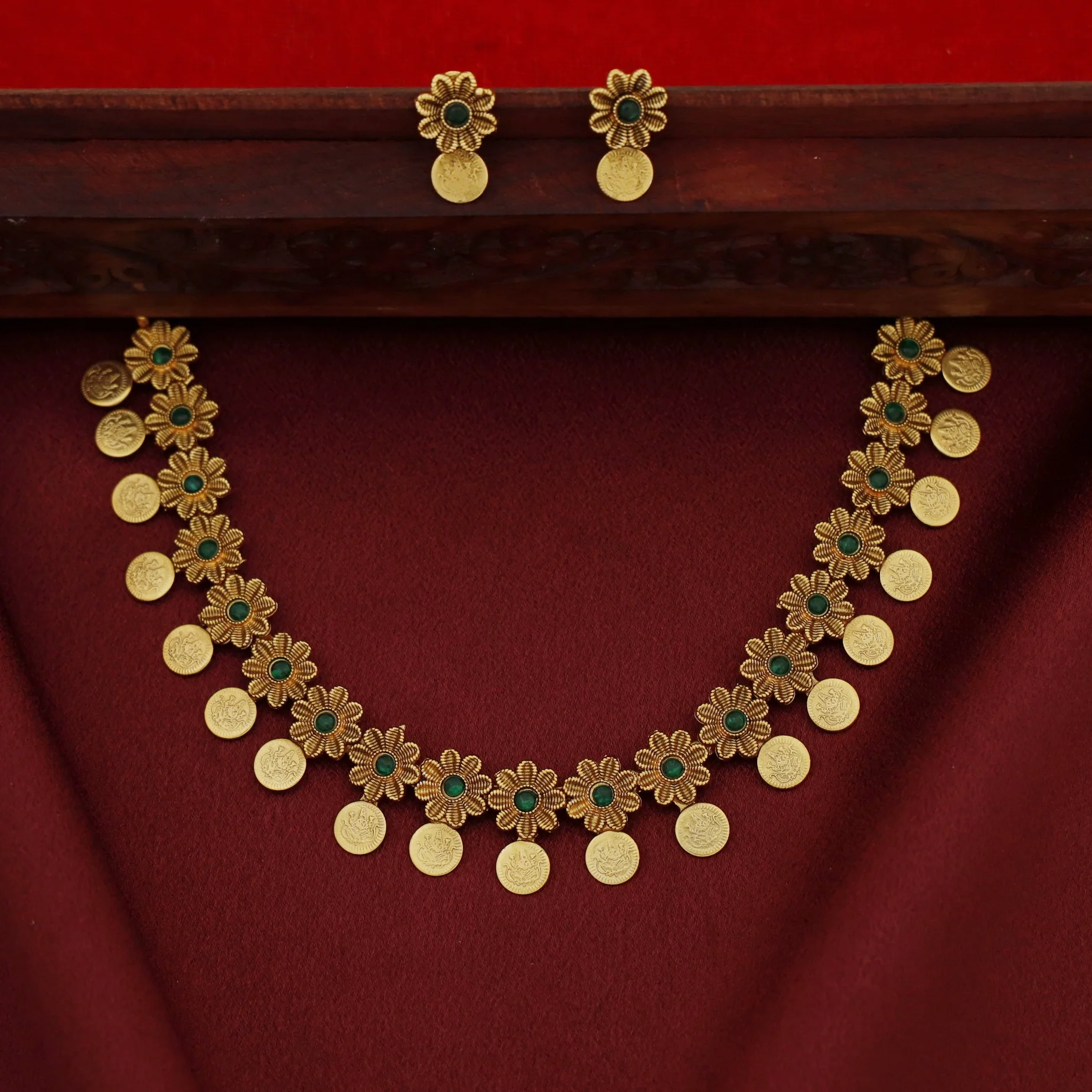 Dhrithika Flower Dhaya Kashi Short Neckpiece with Earring - Image 5