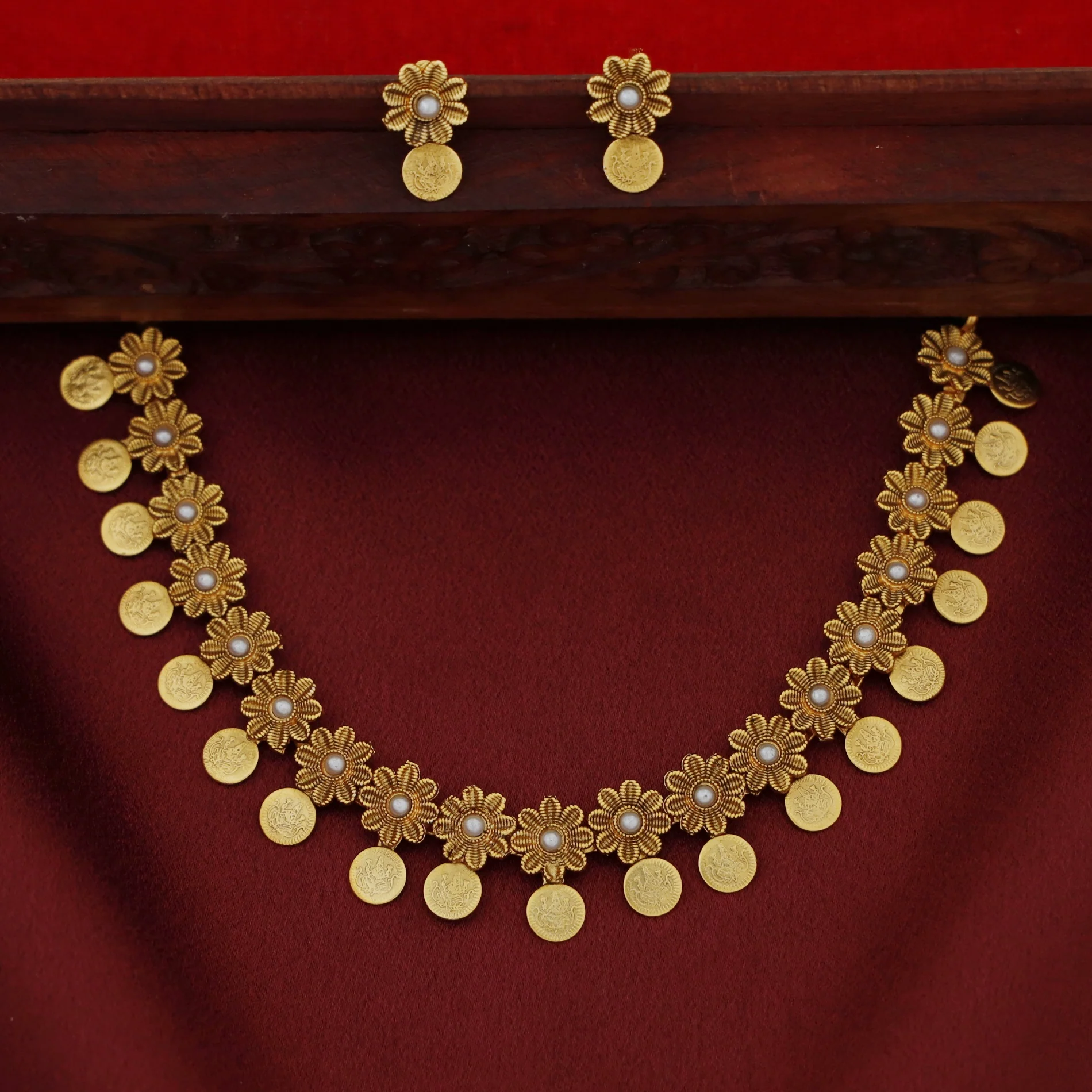 Dhrithika Flower Dhaya Kashi Short Neckpiece with Earring - Image 6
